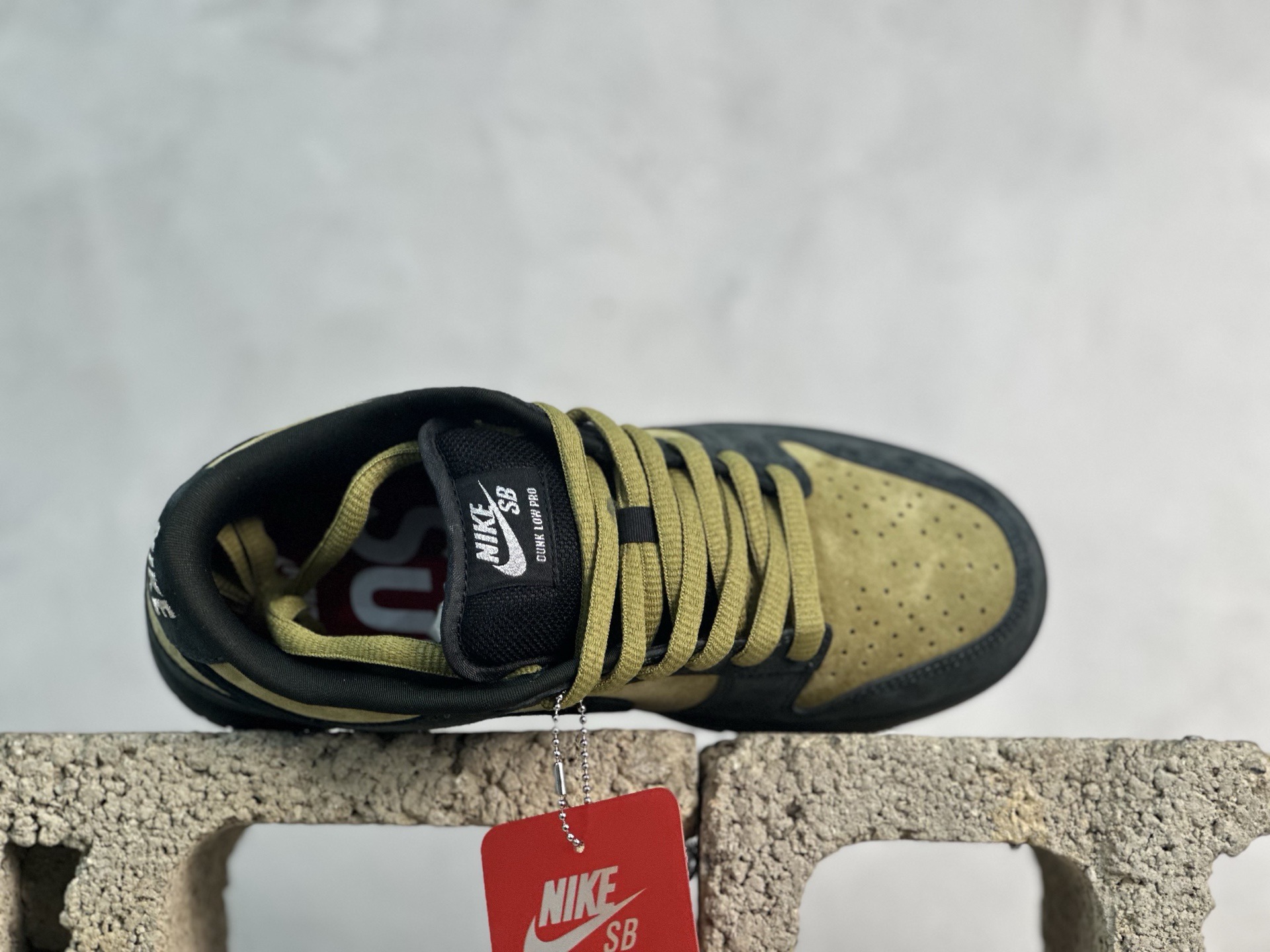 PL💰200 放店私
免检版 配色齐全 Nike  x Supreme Dunk SB Dunk Low 黄黑

货号：HQ8487-300
尺码：36 36.5 37.5 38 38.5 39 40 40.5 41 42 42.5 43 44 44.5 45 46