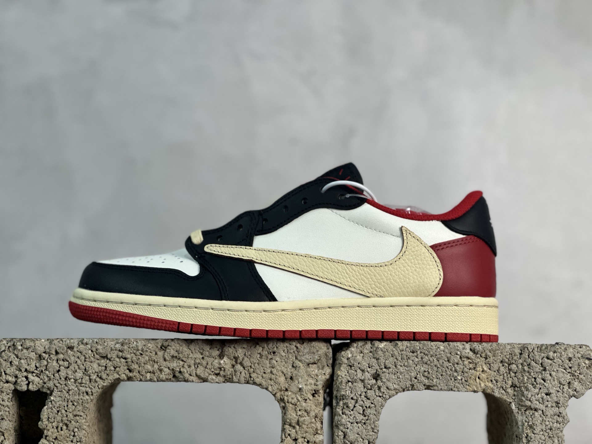 放店私 F版Fragment x TS x Air Jordan 1 Low 三方联名低帮倒勾板鞋 黑红 唯一可媲美原版 同价位区间无对手 全新的三方联名低帮倒钩鞋面延续了黑脚趾设计 点缀上Travis Scott 标志性的Logo 完善极具Fragment Design的设计风格 左右脚分别以Travis Scott鬼脸和乔丹飞翼加以修饰彰显出三方联名的奢华格调 官方货号:DM7866-166