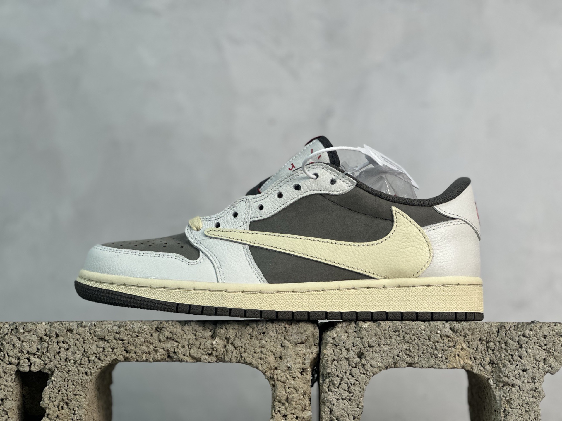 F版Fragment x TS x Air Jordan 1 Low 三方联名低帮倒勾板鞋 白棕倒钩 唯一可媲美原版 同价位区间无对手 全新的三方联名低帮倒钩鞋面延续了黑脚趾设计 点缀上Travis Scott 标志性的Logo 完善极具Fragment Design的设计风格 左右脚分别以Travis Scott鬼脸和乔丹飞翼加以修饰彰显出三方联名的奢华格调 货号：DM7866-162 尺码：36-47.5-选品中心