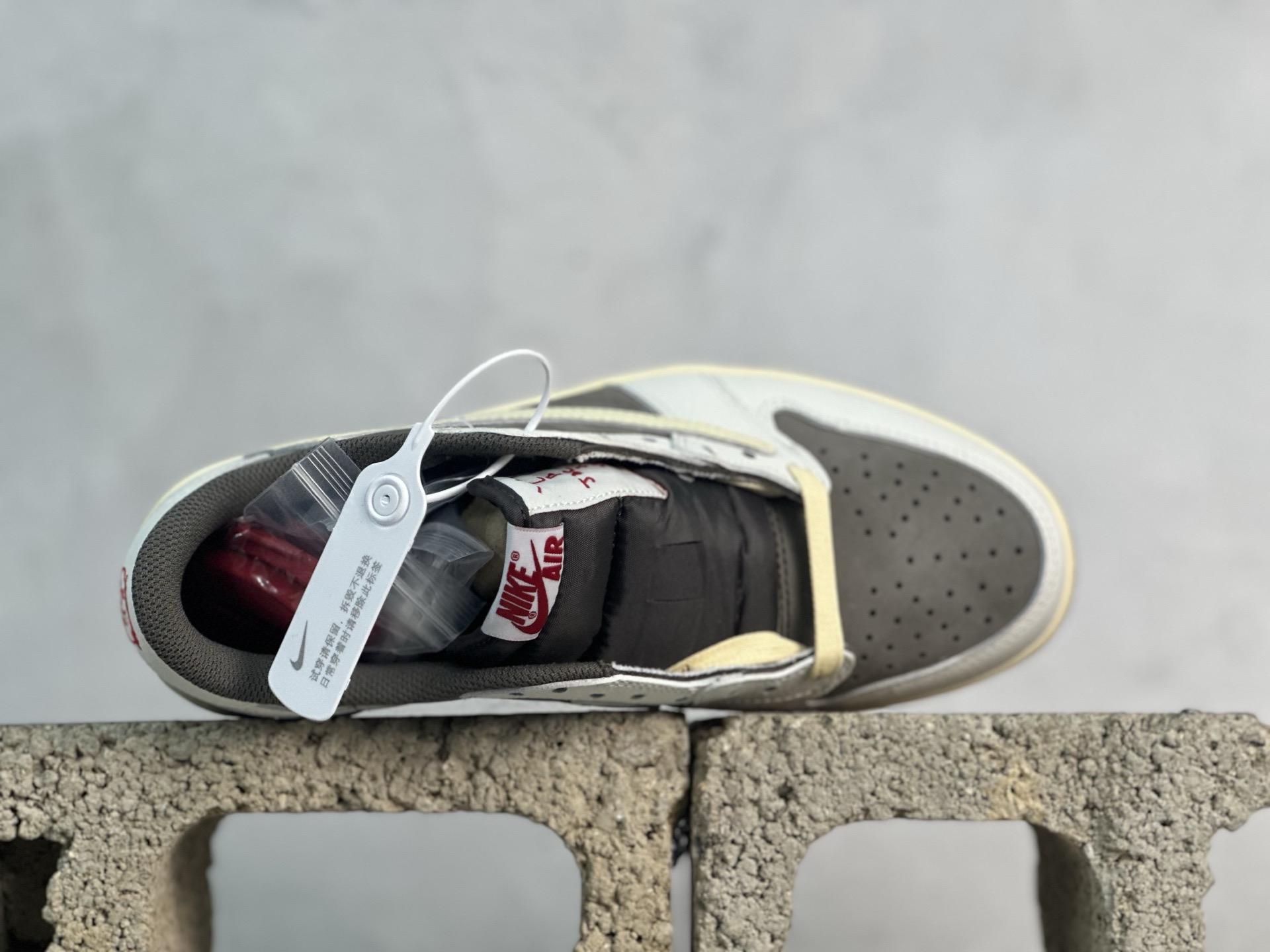 图片[4]-F版Fragment x TS x Air Jordan 1 Low 三方联名低帮倒勾板鞋 白棕倒钩 唯一可媲美原版 同价位区间无对手 全新的三方联名低帮倒钩鞋面延续了黑脚趾设计 点缀上Travis Scott 标志性的Logo 完善极具Fragment Design的设计风格 左右脚分别以Travis Scott鬼脸和乔丹飞翼加以修饰彰显出三方联名的奢华格调 货号：DM7866-162 尺码：36-47.5-选品中心