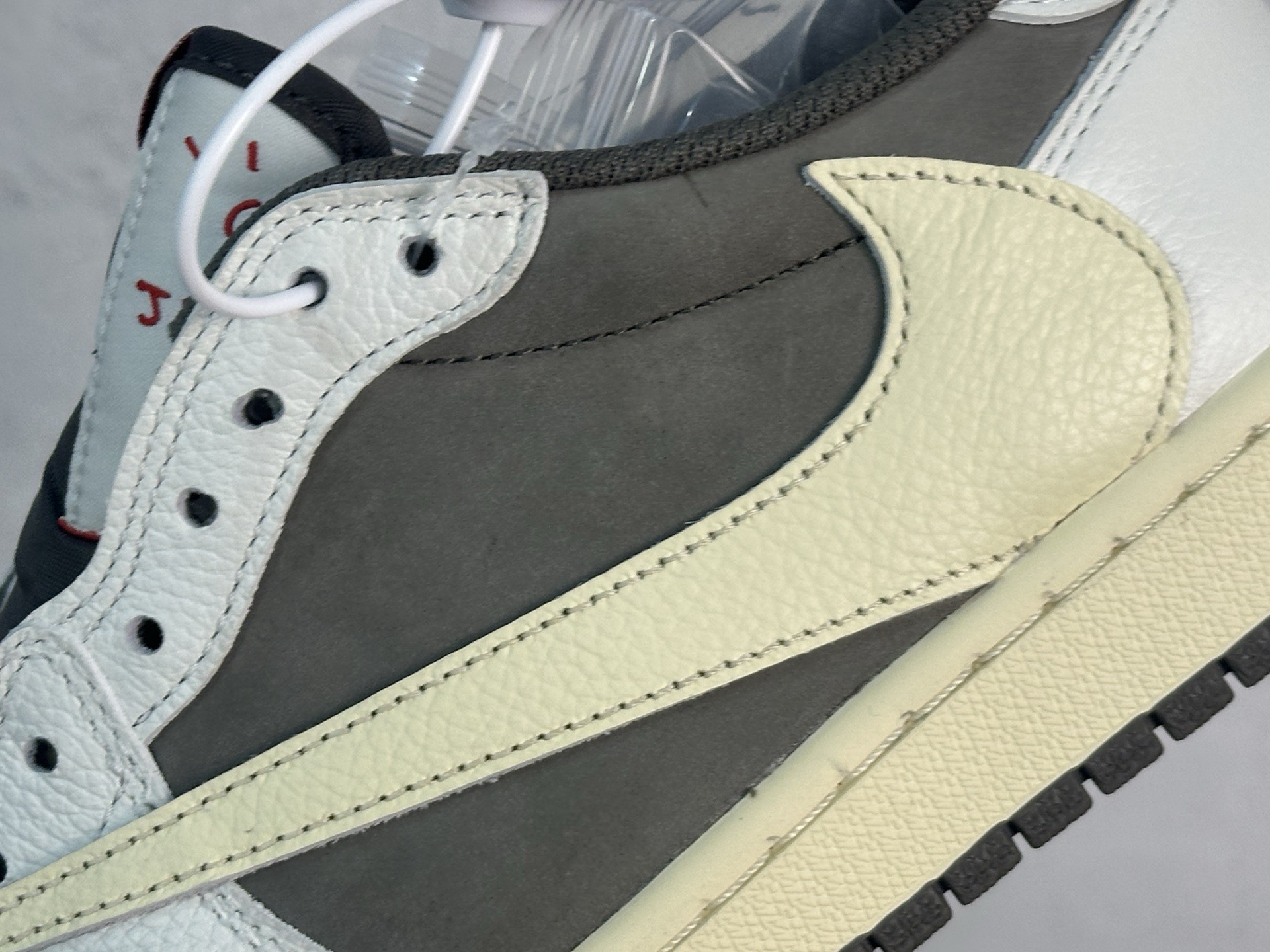 图片[9]-F版Fragment x TS x Air Jordan 1 Low 三方联名低帮倒勾板鞋 白棕倒钩 唯一可媲美原版 同价位区间无对手 全新的三方联名低帮倒钩鞋面延续了黑脚趾设计 点缀上Travis Scott 标志性的Logo 完善极具Fragment Design的设计风格 左右脚分别以Travis Scott鬼脸和乔丹飞翼加以修饰彰显出三方联名的奢华格调 货号：DM7866-162 尺码：36-47.5-选品中心