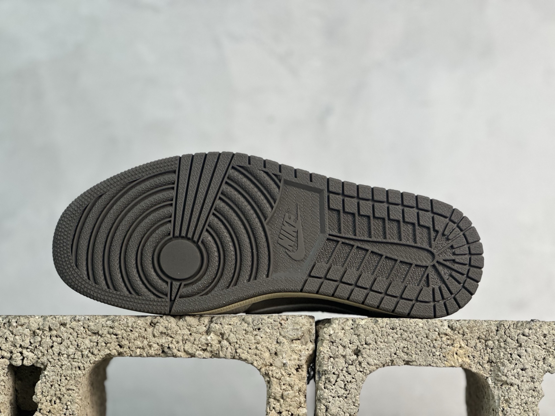 图片[3]-F版Fragment x TS x Air Jordan 1 Low 三方联名低帮倒勾板鞋 白棕倒钩 唯一可媲美原版 同价位区间无对手 全新的三方联名低帮倒钩鞋面延续了黑脚趾设计 点缀上Travis Scott 标志性的Logo 完善极具Fragment Design的设计风格 左右脚分别以Travis Scott鬼脸和乔丹飞翼加以修饰彰显出三方联名的奢华格调 货号：DM7866-162 尺码：36-47.5-选品中心