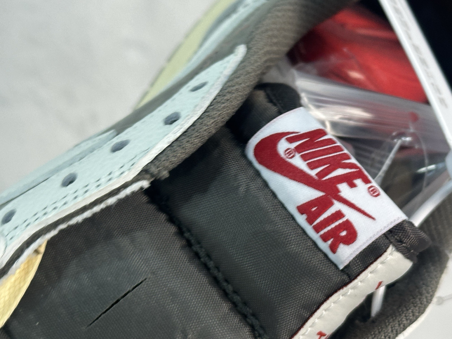 图片[8]-F版Fragment x TS x Air Jordan 1 Low 三方联名低帮倒勾板鞋 白棕倒钩 唯一可媲美原版 同价位区间无对手 全新的三方联名低帮倒钩鞋面延续了黑脚趾设计 点缀上Travis Scott 标志性的Logo 完善极具Fragment Design的设计风格 左右脚分别以Travis Scott鬼脸和乔丹飞翼加以修饰彰显出三方联名的奢华格调 货号：DM7866-162 尺码：36-47.5-选品中心