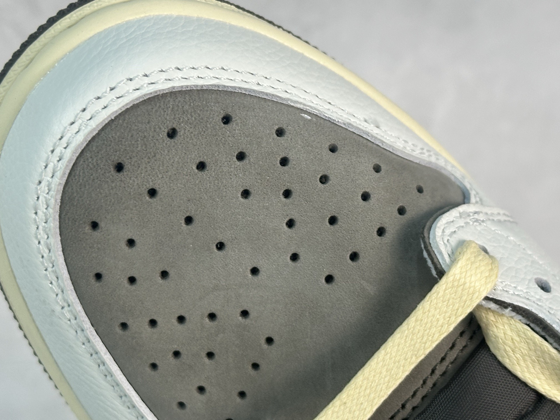 图片[7]-F版Fragment x TS x Air Jordan 1 Low 三方联名低帮倒勾板鞋 白棕倒钩 唯一可媲美原版 同价位区间无对手 全新的三方联名低帮倒钩鞋面延续了黑脚趾设计 点缀上Travis Scott 标志性的Logo 完善极具Fragment Design的设计风格 左右脚分别以Travis Scott鬼脸和乔丹飞翼加以修饰彰显出三方联名的奢华格调 货号：DM7866-162 尺码：36-47.5-选品中心