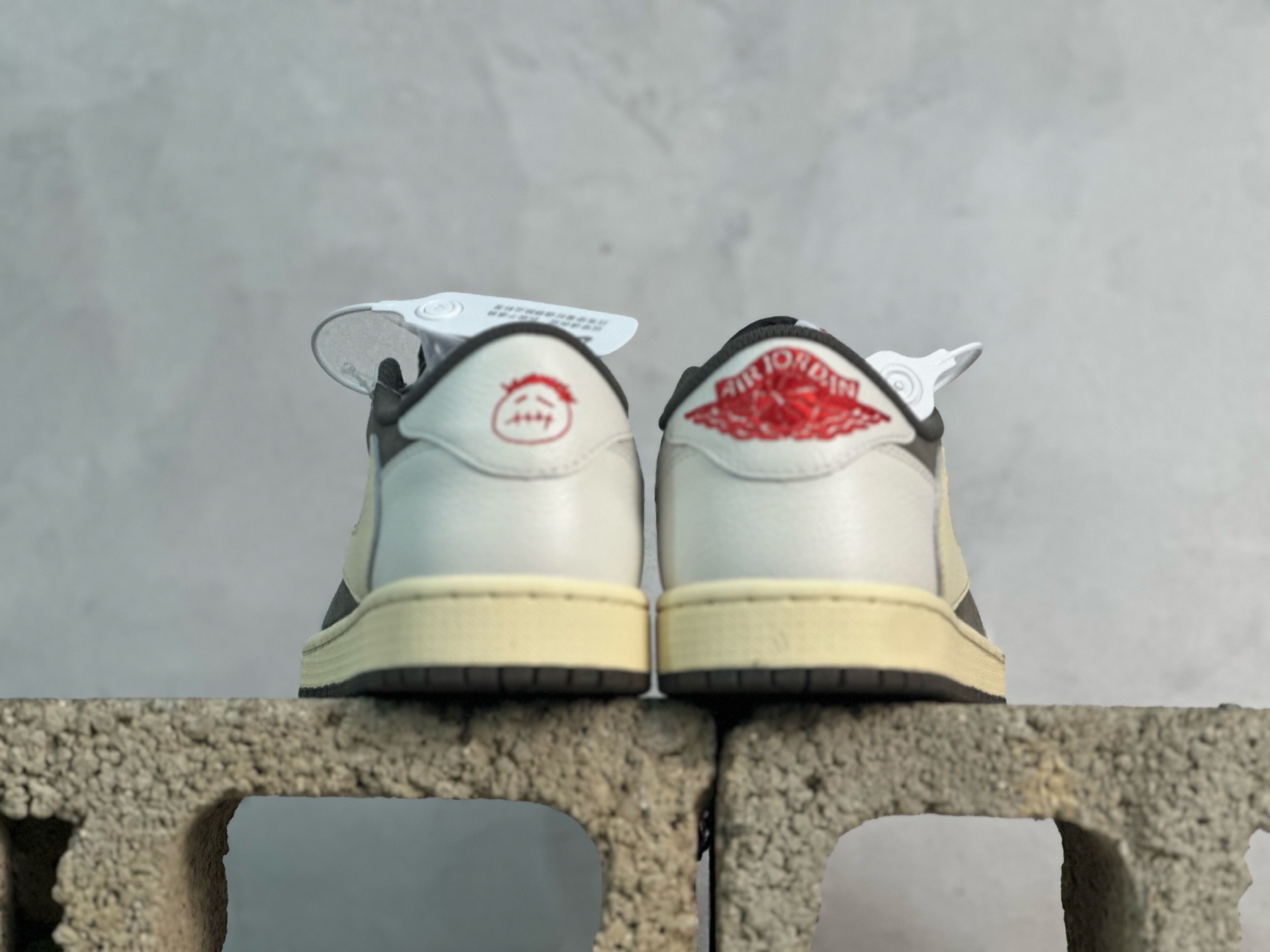 图片[5]-F版Fragment x TS x Air Jordan 1 Low 三方联名低帮倒勾板鞋 白棕倒钩 唯一可媲美原版 同价位区间无对手 全新的三方联名低帮倒钩鞋面延续了黑脚趾设计 点缀上Travis Scott 标志性的Logo 完善极具Fragment Design的设计风格 左右脚分别以Travis Scott鬼脸和乔丹飞翼加以修饰彰显出三方联名的奢华格调 货号：DM7866-162 尺码：36-47.5-选品中心