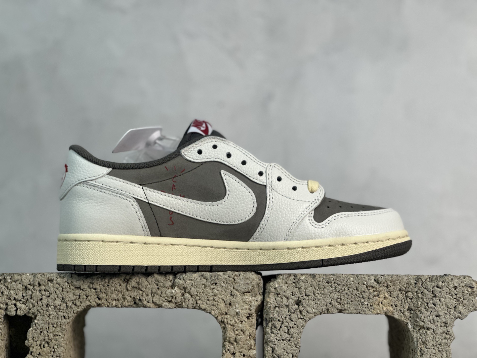 图片[2]-F版Fragment x TS x Air Jordan 1 Low 三方联名低帮倒勾板鞋 白棕倒钩 唯一可媲美原版 同价位区间无对手 全新的三方联名低帮倒钩鞋面延续了黑脚趾设计 点缀上Travis Scott 标志性的Logo 完善极具Fragment Design的设计风格 左右脚分别以Travis Scott鬼脸和乔丹飞翼加以修饰彰显出三方联名的奢华格调 货号：DM7866-162 尺码：36-47.5-选品中心