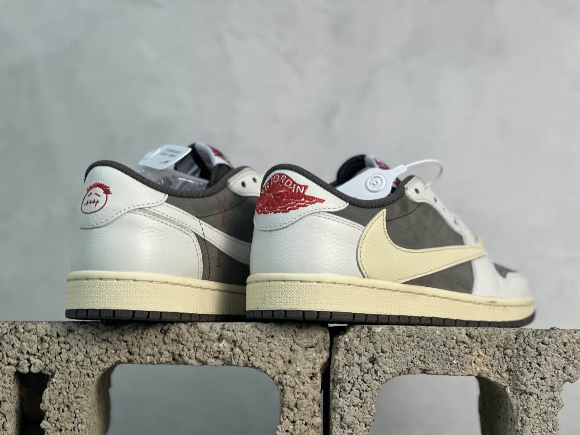 图片[6]-F版Fragment x TS x Air Jordan 1 Low 三方联名低帮倒勾板鞋 白棕倒钩 唯一可媲美原版 同价位区间无对手 全新的三方联名低帮倒钩鞋面延续了黑脚趾设计 点缀上Travis Scott 标志性的Logo 完善极具Fragment Design的设计风格 左右脚分别以Travis Scott鬼脸和乔丹飞翼加以修饰彰显出三方联名的奢华格调 货号：DM7866-162 尺码：36-47.5-选品中心