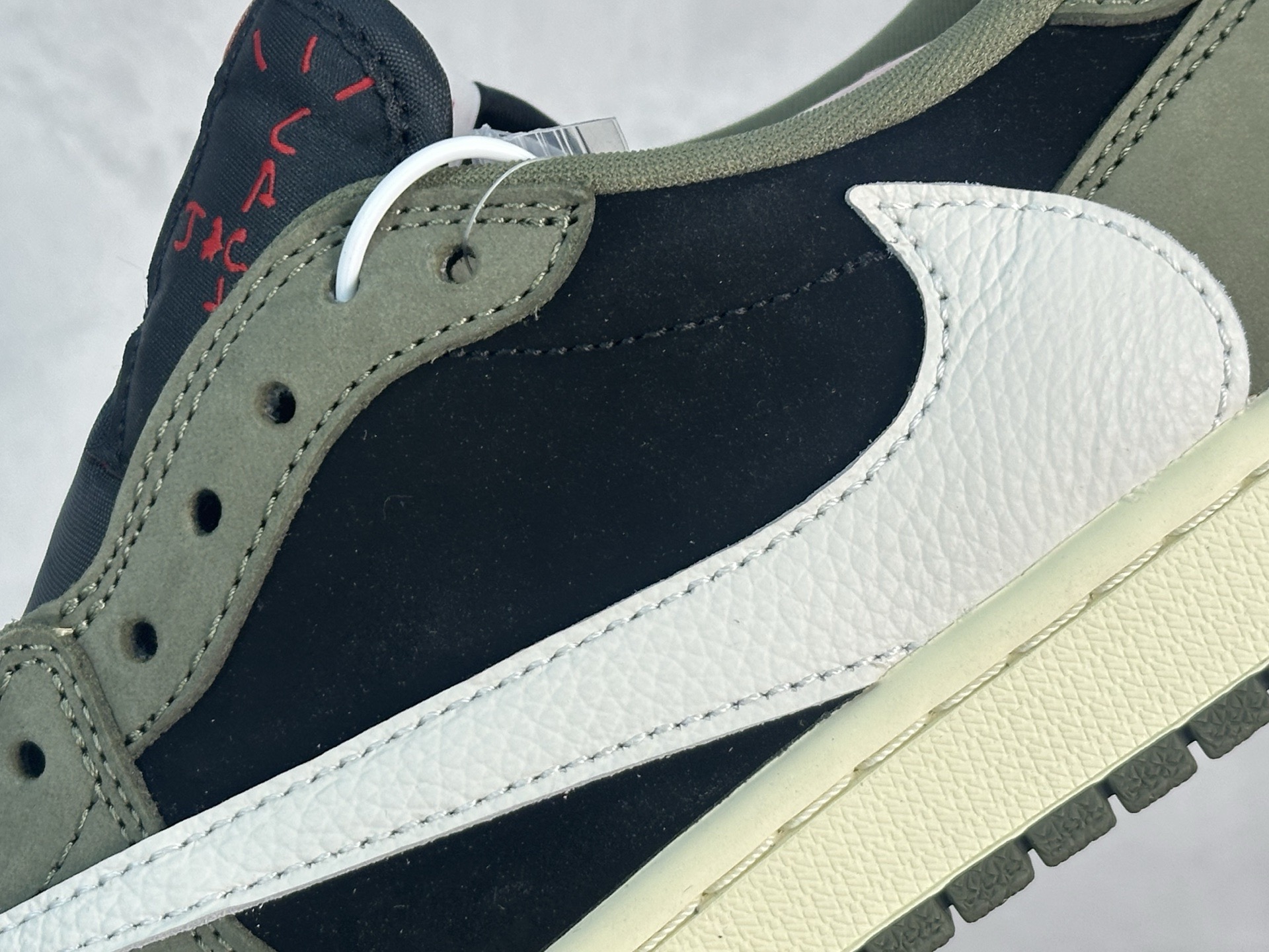 图片[9]-F版Fragment x TS x Air Jordan 1 Low 三方联名低帮倒勾板鞋 墨绿 唯一可媲美原版 同价位区间无对手 全新的三方联名低帮倒钩鞋面延续了黑脚趾设计 点缀上Travis Scott 标志性的Logo 完善极具Fragment Design的设计风格 左右脚分别以Travis Scott鬼脸和乔丹飞翼加以修饰彰显出三方联名的奢华格调 货号：DM7866-002 尺码：36-47.5-选品中心