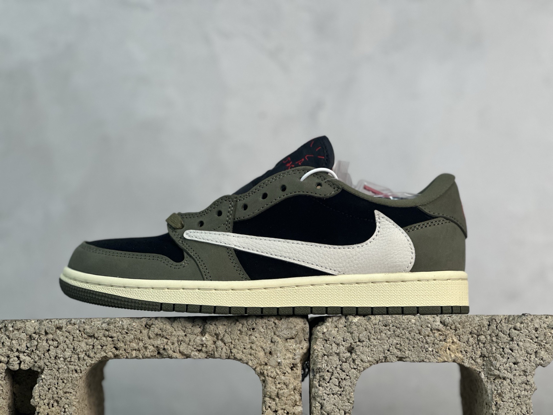 F版Fragment x TS x Air Jordan 1 Low 三方联名低帮倒勾板鞋 墨绿 唯一可媲美原版 同价位区间无对手 全新的三方联名低帮倒钩鞋面延续了黑脚趾设计 点缀上Travis Scott 标志性的Logo 完善极具Fragment Design的设计风格 左右脚分别以Travis Scott鬼脸和乔丹飞翼加以修饰彰显出三方联名的奢华格调 货号：DM7866-002 尺码：36-47.5-选品中心
