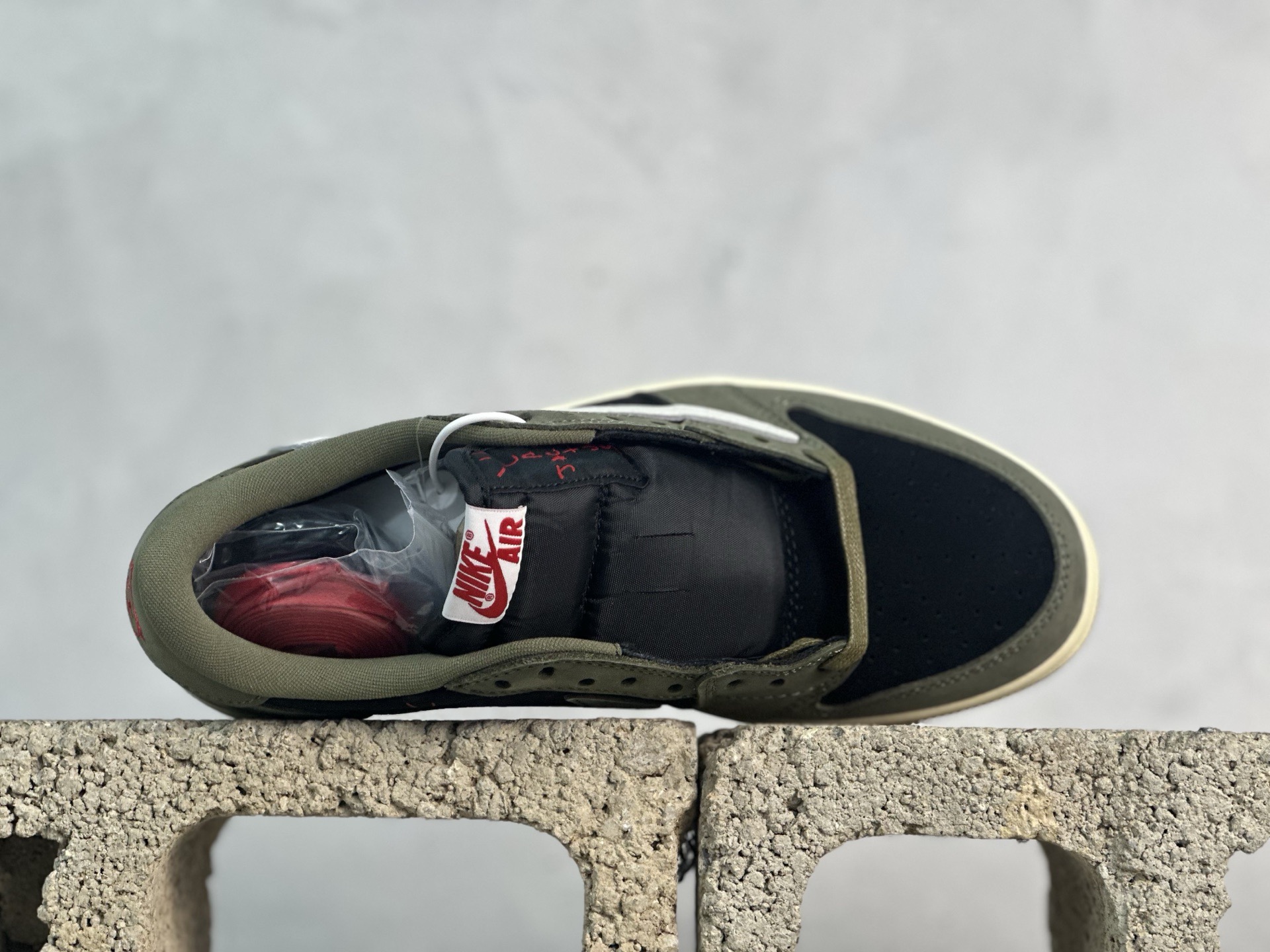 图片[4]-F版Fragment x TS x Air Jordan 1 Low 三方联名低帮倒勾板鞋 墨绿 唯一可媲美原版 同价位区间无对手 全新的三方联名低帮倒钩鞋面延续了黑脚趾设计 点缀上Travis Scott 标志性的Logo 完善极具Fragment Design的设计风格 左右脚分别以Travis Scott鬼脸和乔丹飞翼加以修饰彰显出三方联名的奢华格调 货号：DM7866-002 尺码：36-47.5-选品中心