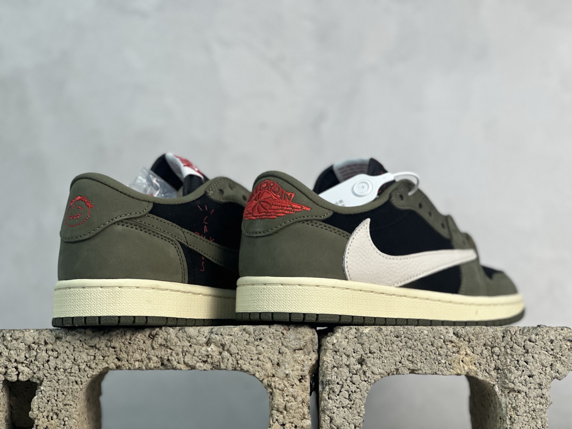 图片[6]-F版Fragment x TS x Air Jordan 1 Low 三方联名低帮倒勾板鞋 墨绿 唯一可媲美原版 同价位区间无对手 全新的三方联名低帮倒钩鞋面延续了黑脚趾设计 点缀上Travis Scott 标志性的Logo 完善极具Fragment Design的设计风格 左右脚分别以Travis Scott鬼脸和乔丹飞翼加以修饰彰显出三方联名的奢华格调 货号：DM7866-002 尺码：36-47.5-选品中心