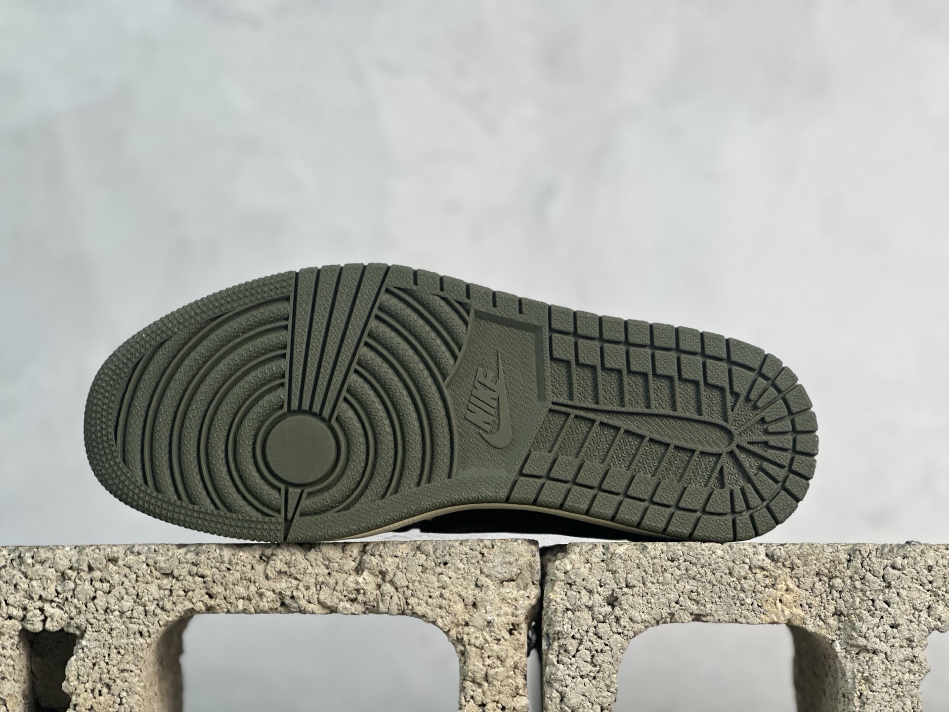 图片[3]-F版Fragment x TS x Air Jordan 1 Low 三方联名低帮倒勾板鞋 墨绿 唯一可媲美原版 同价位区间无对手 全新的三方联名低帮倒钩鞋面延续了黑脚趾设计 点缀上Travis Scott 标志性的Logo 完善极具Fragment Design的设计风格 左右脚分别以Travis Scott鬼脸和乔丹飞翼加以修饰彰显出三方联名的奢华格调 货号：DM7866-002 尺码：36-47.5-选品中心