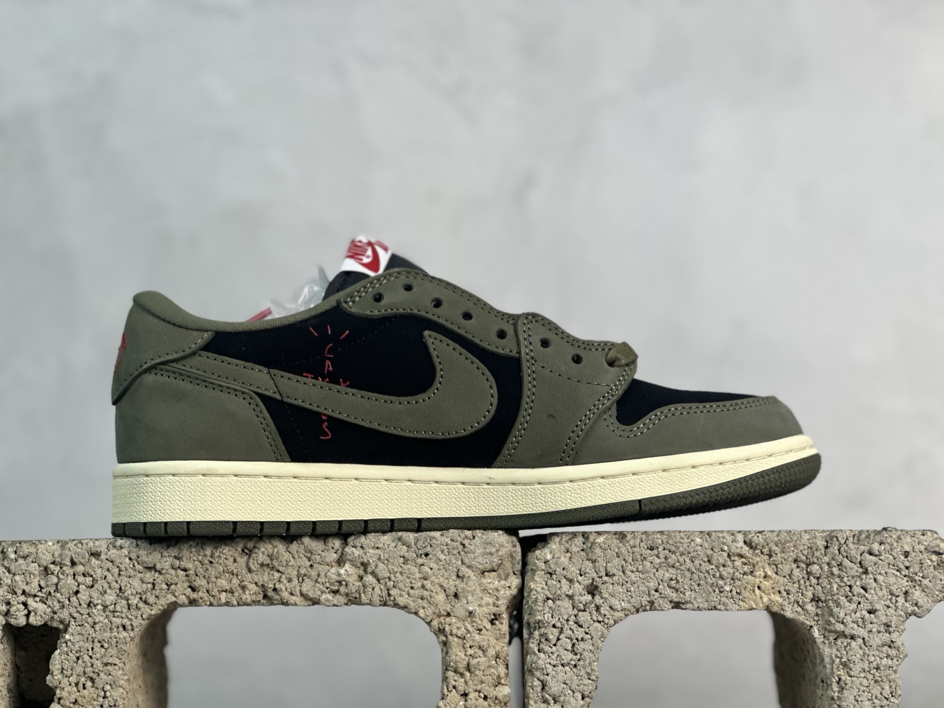 图片[2]-F版Fragment x TS x Air Jordan 1 Low 三方联名低帮倒勾板鞋 墨绿 唯一可媲美原版 同价位区间无对手 全新的三方联名低帮倒钩鞋面延续了黑脚趾设计 点缀上Travis Scott 标志性的Logo 完善极具Fragment Design的设计风格 左右脚分别以Travis Scott鬼脸和乔丹飞翼加以修饰彰显出三方联名的奢华格调 货号：DM7866-002 尺码：36-47.5-选品中心