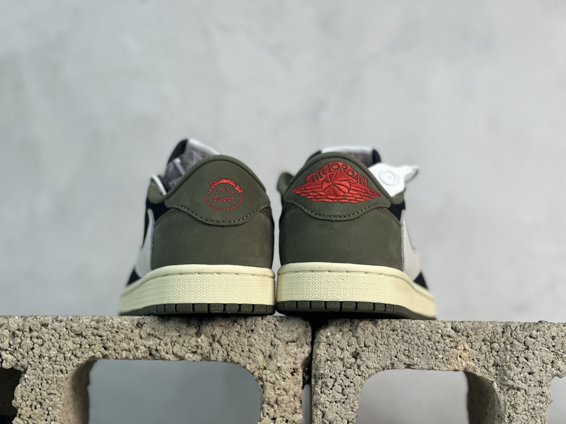 图片[5]-F版Fragment x TS x Air Jordan 1 Low 三方联名低帮倒勾板鞋 墨绿 唯一可媲美原版 同价位区间无对手 全新的三方联名低帮倒钩鞋面延续了黑脚趾设计 点缀上Travis Scott 标志性的Logo 完善极具Fragment Design的设计风格 左右脚分别以Travis Scott鬼脸和乔丹飞翼加以修饰彰显出三方联名的奢华格调 货号：DM7866-002 尺码：36-47.5-选品中心
