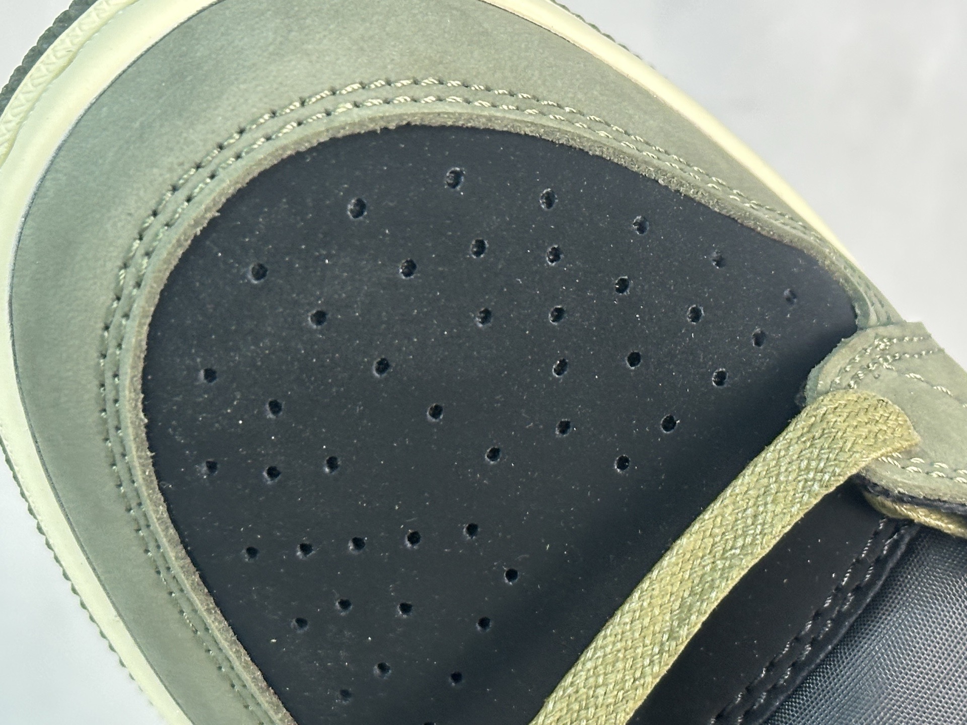 图片[7]-F版Fragment x TS x Air Jordan 1 Low 三方联名低帮倒勾板鞋 墨绿 唯一可媲美原版 同价位区间无对手 全新的三方联名低帮倒钩鞋面延续了黑脚趾设计 点缀上Travis Scott 标志性的Logo 完善极具Fragment Design的设计风格 左右脚分别以Travis Scott鬼脸和乔丹飞翼加以修饰彰显出三方联名的奢华格调 货号：DM7866-002 尺码：36-47.5-选品中心