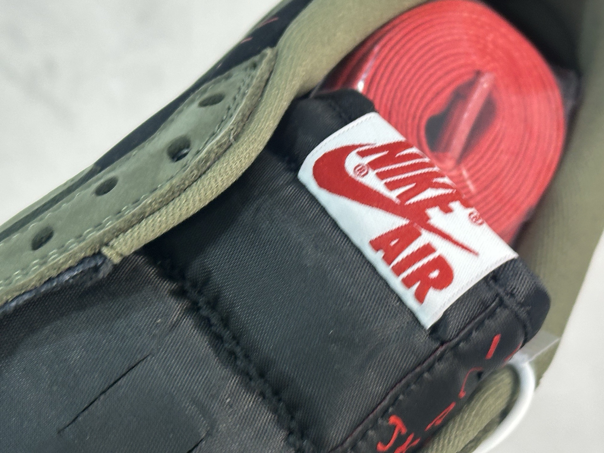 图片[8]-F版Fragment x TS x Air Jordan 1 Low 三方联名低帮倒勾板鞋 墨绿 唯一可媲美原版 同价位区间无对手 全新的三方联名低帮倒钩鞋面延续了黑脚趾设计 点缀上Travis Scott 标志性的Logo 完善极具Fragment Design的设计风格 左右脚分别以Travis Scott鬼脸和乔丹飞翼加以修饰彰显出三方联名的奢华格调 货号：DM7866-002 尺码：36-47.5-选品中心