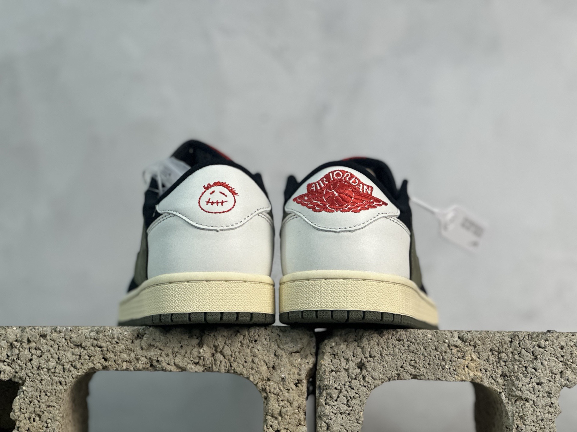 图片[5]-F版Fragment x TS x Air Jordan 1 Low 三方联名低帮倒勾板鞋 黑白绿 唯一可媲美原版 同价位区间无对手 全新的三方联名低帮倒钩鞋面延续了黑脚趾设计 点缀上Travis Scott 标志性的Logo 完善极具Fragment Design的设计风格 左右脚分别以Travis Scott鬼脸和乔丹飞翼加以修饰彰显出三方联名的奢华格调 货号：DM7866-106 尺码：36-47.5-选品中心