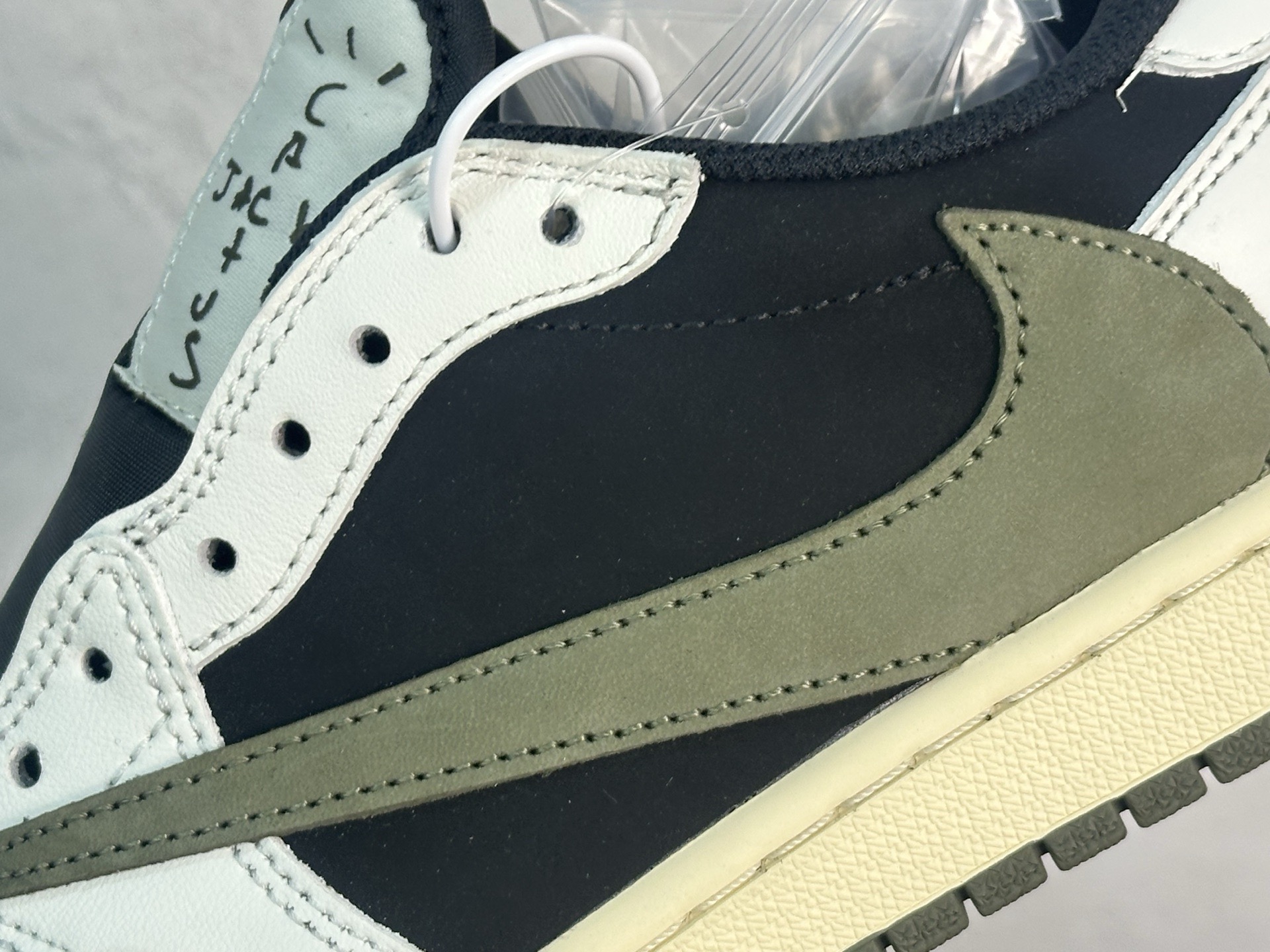 图片[9]-F版Fragment x TS x Air Jordan 1 Low 三方联名低帮倒勾板鞋 黑白绿 唯一可媲美原版 同价位区间无对手 全新的三方联名低帮倒钩鞋面延续了黑脚趾设计 点缀上Travis Scott 标志性的Logo 完善极具Fragment Design的设计风格 左右脚分别以Travis Scott鬼脸和乔丹飞翼加以修饰彰显出三方联名的奢华格调 货号：DM7866-106 尺码：36-47.5-选品中心