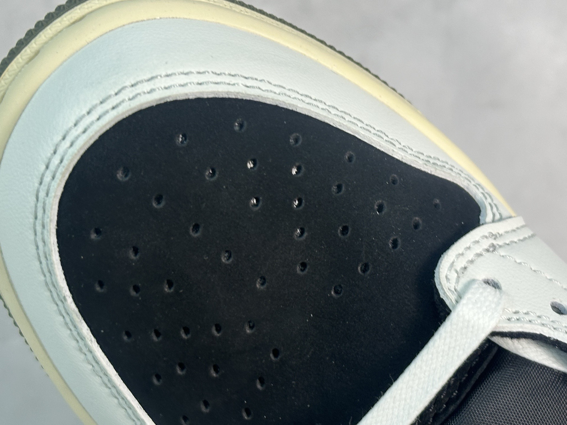 图片[7]-F版Fragment x TS x Air Jordan 1 Low 三方联名低帮倒勾板鞋 黑白绿 唯一可媲美原版 同价位区间无对手 全新的三方联名低帮倒钩鞋面延续了黑脚趾设计 点缀上Travis Scott 标志性的Logo 完善极具Fragment Design的设计风格 左右脚分别以Travis Scott鬼脸和乔丹飞翼加以修饰彰显出三方联名的奢华格调 货号：DM7866-106 尺码：36-47.5-选品中心