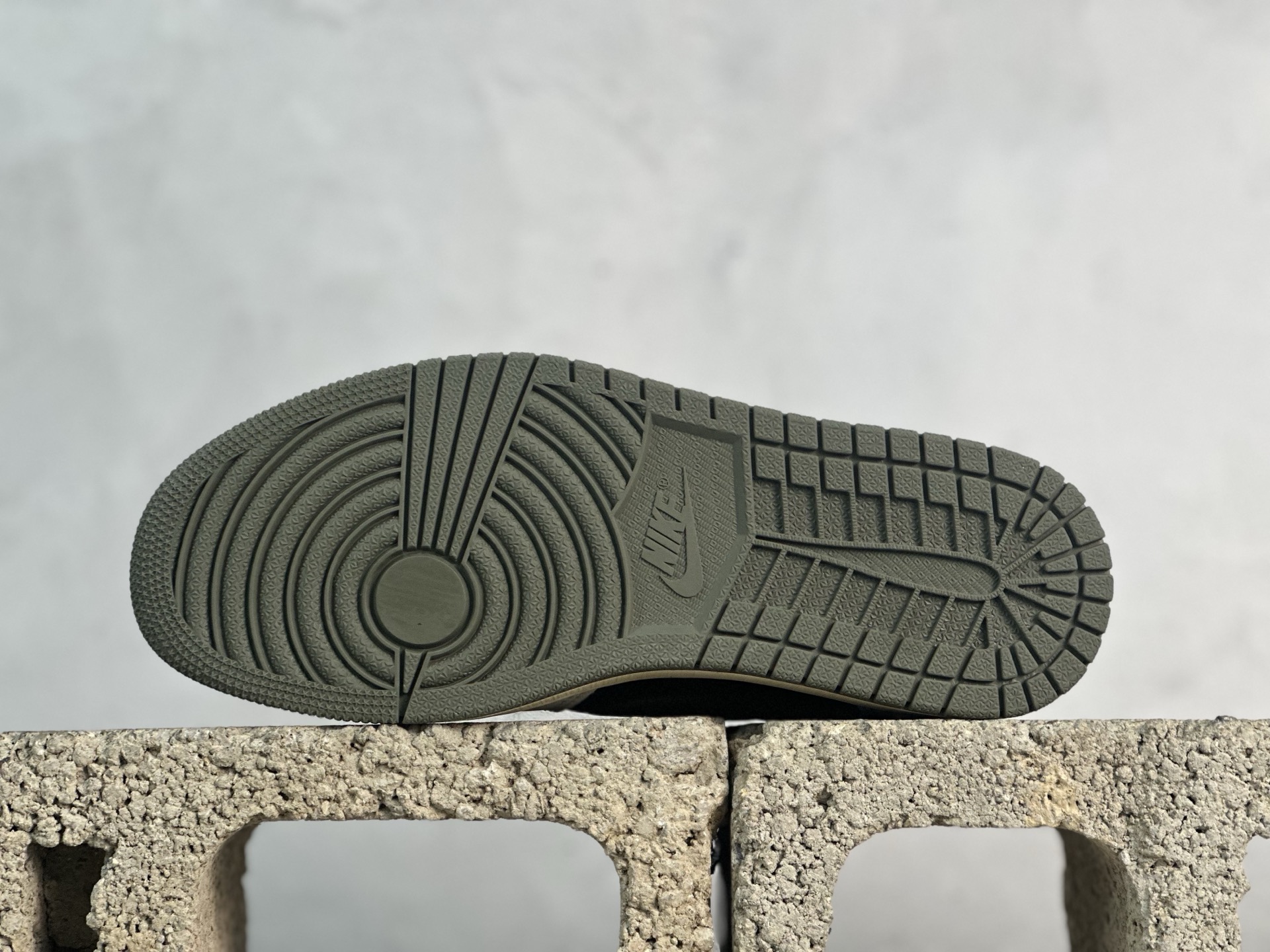 图片[3]-F版Fragment x TS x Air Jordan 1 Low 三方联名低帮倒勾板鞋 黑白绿 唯一可媲美原版 同价位区间无对手 全新的三方联名低帮倒钩鞋面延续了黑脚趾设计 点缀上Travis Scott 标志性的Logo 完善极具Fragment Design的设计风格 左右脚分别以Travis Scott鬼脸和乔丹飞翼加以修饰彰显出三方联名的奢华格调 货号：DM7866-106 尺码：36-47.5-选品中心