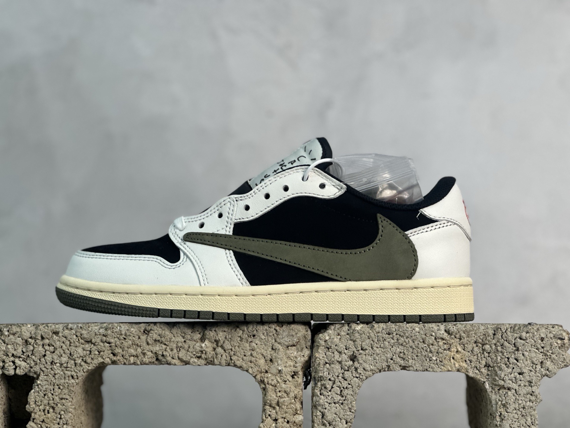 F版Fragment x TS x Air Jordan 1 Low 三方联名低帮倒勾板鞋 黑白绿 唯一可媲美原版 同价位区间无对手 全新的三方联名低帮倒钩鞋面延续了黑脚趾设计 点缀上Travis Scott 标志性的Logo 完善极具Fragment Design的设计风格 左右脚分别以Travis Scott鬼脸和乔丹飞翼加以修饰彰显出三方联名的奢华格调 货号：DM7866-106 尺码：36-47.5-选品中心