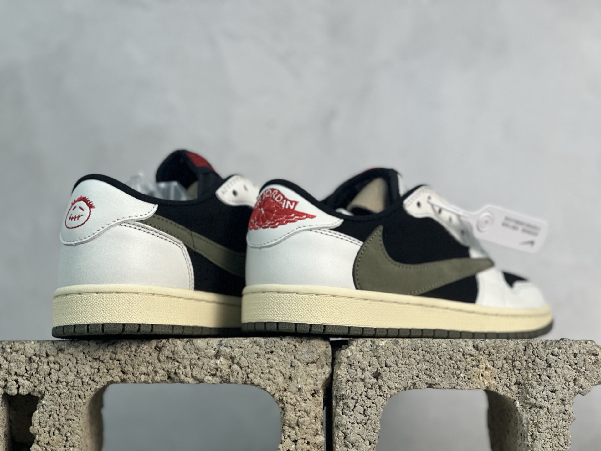 图片[6]-F版Fragment x TS x Air Jordan 1 Low 三方联名低帮倒勾板鞋 黑白绿 唯一可媲美原版 同价位区间无对手 全新的三方联名低帮倒钩鞋面延续了黑脚趾设计 点缀上Travis Scott 标志性的Logo 完善极具Fragment Design的设计风格 左右脚分别以Travis Scott鬼脸和乔丹飞翼加以修饰彰显出三方联名的奢华格调 货号：DM7866-106 尺码：36-47.5-选品中心