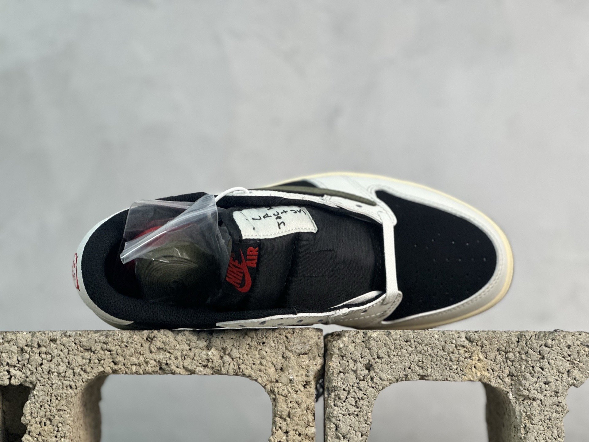 图片[4]-F版Fragment x TS x Air Jordan 1 Low 三方联名低帮倒勾板鞋 黑白绿 唯一可媲美原版 同价位区间无对手 全新的三方联名低帮倒钩鞋面延续了黑脚趾设计 点缀上Travis Scott 标志性的Logo 完善极具Fragment Design的设计风格 左右脚分别以Travis Scott鬼脸和乔丹飞翼加以修饰彰显出三方联名的奢华格调 货号：DM7866-106 尺码：36-47.5-选品中心