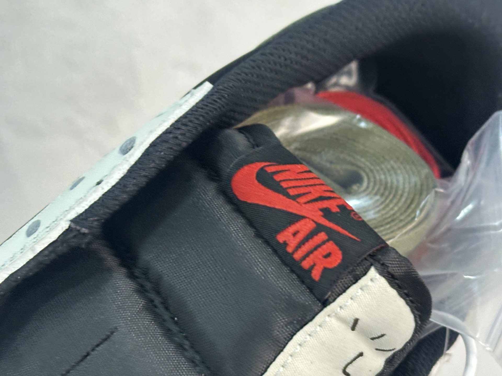 图片[8]-F版Fragment x TS x Air Jordan 1 Low 三方联名低帮倒勾板鞋 黑白绿 唯一可媲美原版 同价位区间无对手 全新的三方联名低帮倒钩鞋面延续了黑脚趾设计 点缀上Travis Scott 标志性的Logo 完善极具Fragment Design的设计风格 左右脚分别以Travis Scott鬼脸和乔丹飞翼加以修饰彰显出三方联名的奢华格调 货号：DM7866-106 尺码：36-47.5-选品中心