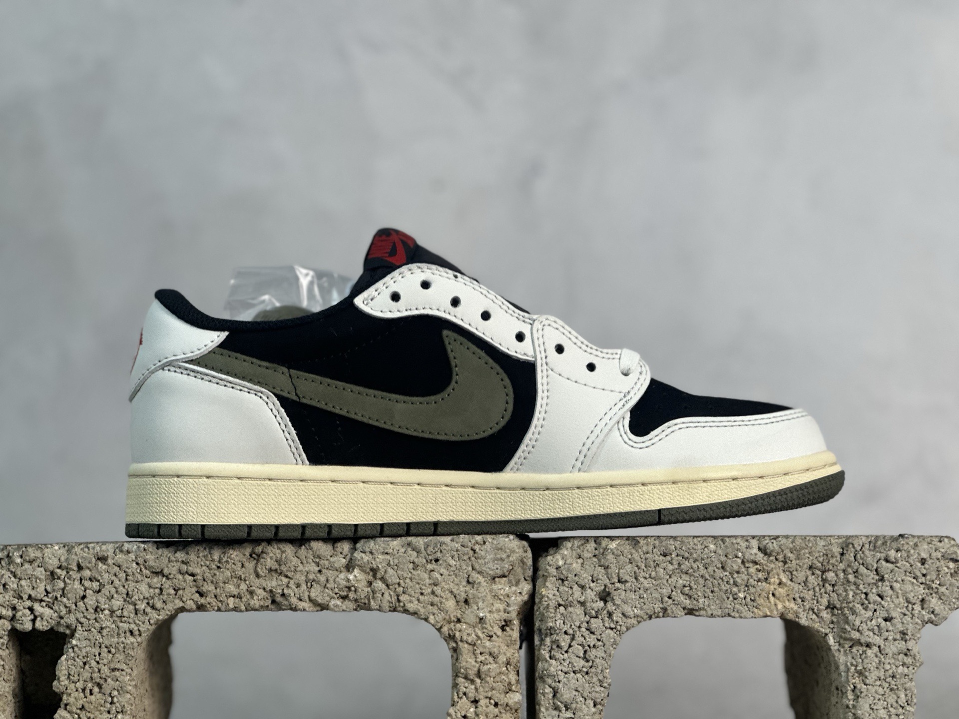 图片[2]-F版Fragment x TS x Air Jordan 1 Low 三方联名低帮倒勾板鞋 黑白绿 唯一可媲美原版 同价位区间无对手 全新的三方联名低帮倒钩鞋面延续了黑脚趾设计 点缀上Travis Scott 标志性的Logo 完善极具Fragment Design的设计风格 左右脚分别以Travis Scott鬼脸和乔丹飞翼加以修饰彰显出三方联名的奢华格调 货号：DM7866-106 尺码：36-47.5-选品中心