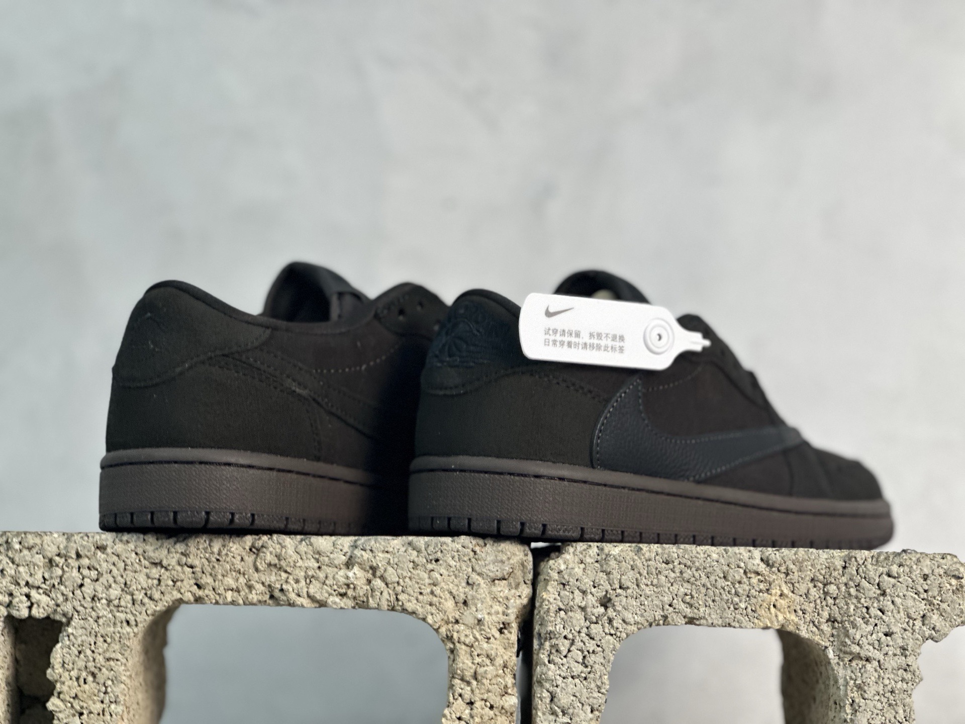 图片[6]-F版Fragment x TS x Air Jordan 1 Low 三方联名低帮倒勾板鞋 黑棕低帮 唯一可媲美原版 同价位区间无对手 全新的三方联名低帮倒钩鞋面延续了黑脚趾设计 点缀上Travis Scott 标志性的Logo 完善极具Fragment Design的设计风格 左右脚分别以Travis Scott鬼脸和乔丹飞翼加以修饰彰显出三方联名的奢华格调 货号：DM7866-202 尺码：36-47.5-选品中心