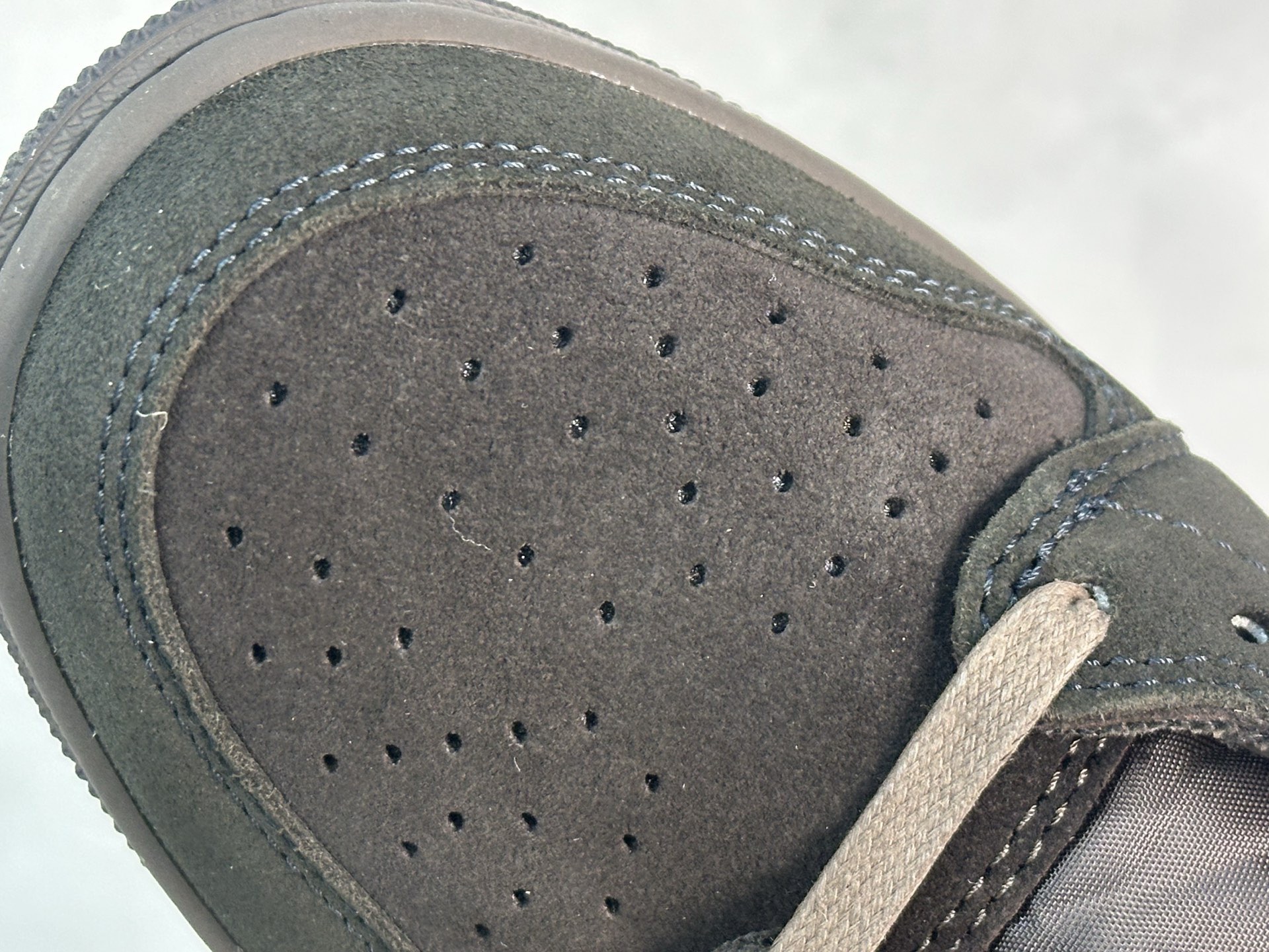 图片[7]-F版Fragment x TS x Air Jordan 1 Low 三方联名低帮倒勾板鞋 黑棕低帮 唯一可媲美原版 同价位区间无对手 全新的三方联名低帮倒钩鞋面延续了黑脚趾设计 点缀上Travis Scott 标志性的Logo 完善极具Fragment Design的设计风格 左右脚分别以Travis Scott鬼脸和乔丹飞翼加以修饰彰显出三方联名的奢华格调 货号：DM7866-202 尺码：36-47.5-选品中心