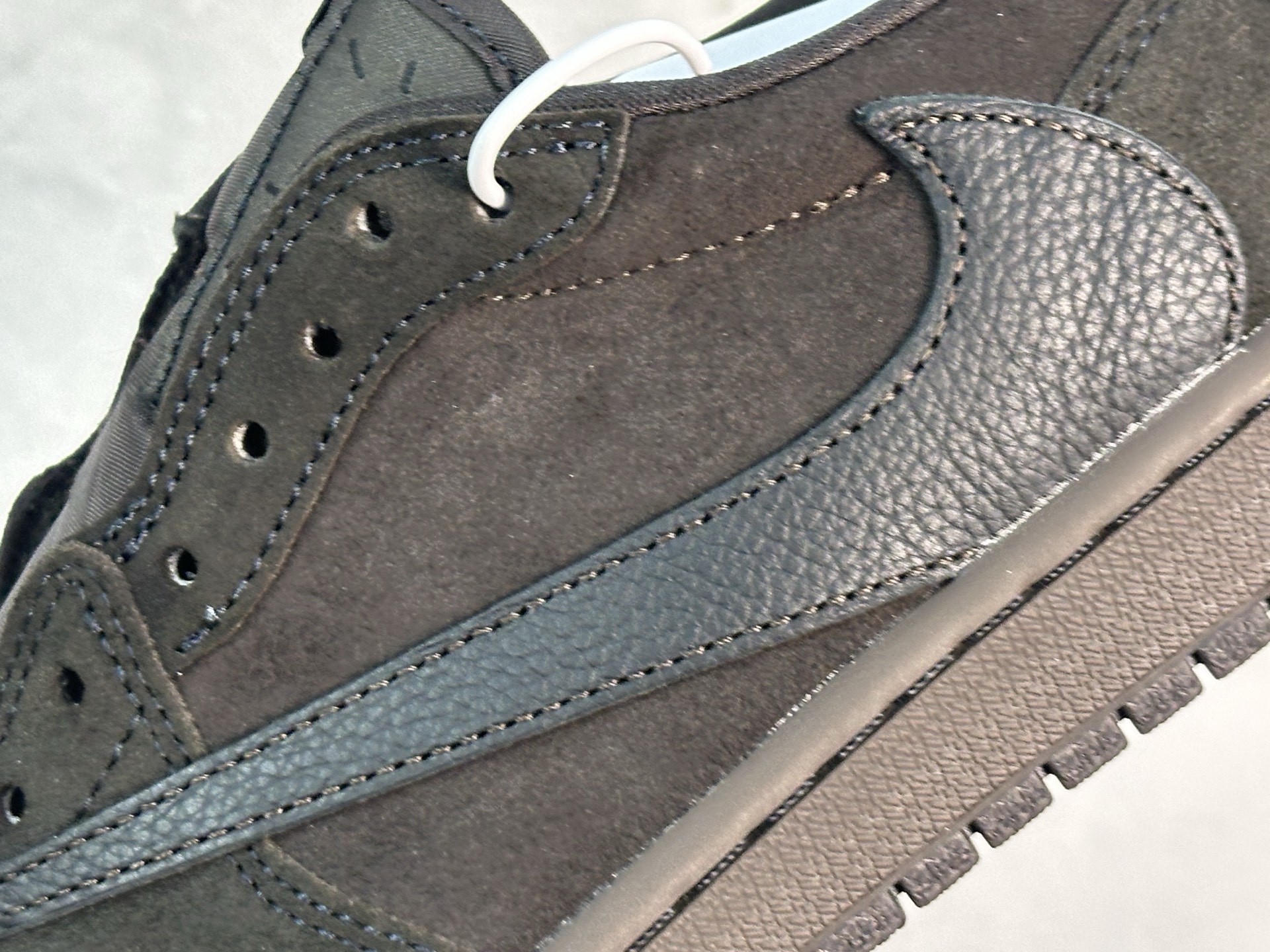 图片[9]-F版Fragment x TS x Air Jordan 1 Low 三方联名低帮倒勾板鞋 黑棕低帮 唯一可媲美原版 同价位区间无对手 全新的三方联名低帮倒钩鞋面延续了黑脚趾设计 点缀上Travis Scott 标志性的Logo 完善极具Fragment Design的设计风格 左右脚分别以Travis Scott鬼脸和乔丹飞翼加以修饰彰显出三方联名的奢华格调 货号：DM7866-202 尺码：36-47.5-选品中心