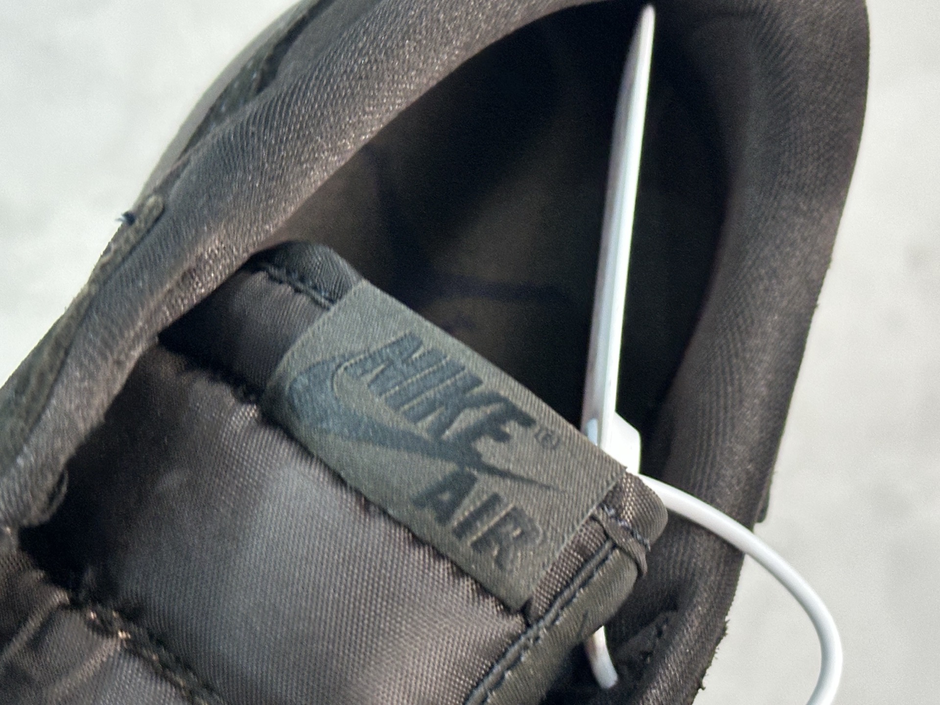 图片[8]-F版Fragment x TS x Air Jordan 1 Low 三方联名低帮倒勾板鞋 黑棕低帮 唯一可媲美原版 同价位区间无对手 全新的三方联名低帮倒钩鞋面延续了黑脚趾设计 点缀上Travis Scott 标志性的Logo 完善极具Fragment Design的设计风格 左右脚分别以Travis Scott鬼脸和乔丹飞翼加以修饰彰显出三方联名的奢华格调 货号：DM7866-202 尺码：36-47.5-选品中心