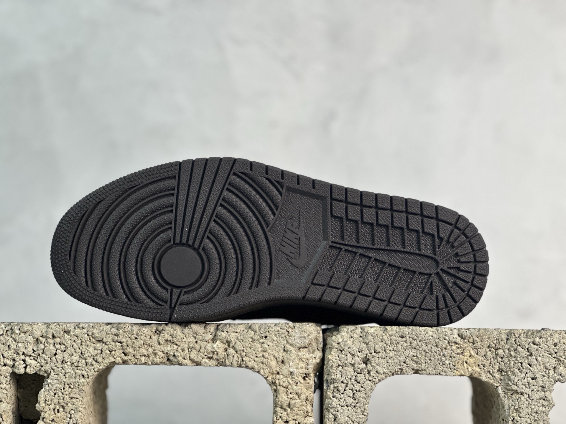 图片[3]-F版Fragment x TS x Air Jordan 1 Low 三方联名低帮倒勾板鞋 黑棕低帮 唯一可媲美原版 同价位区间无对手 全新的三方联名低帮倒钩鞋面延续了黑脚趾设计 点缀上Travis Scott 标志性的Logo 完善极具Fragment Design的设计风格 左右脚分别以Travis Scott鬼脸和乔丹飞翼加以修饰彰显出三方联名的奢华格调 货号：DM7866-202 尺码：36-47.5-选品中心