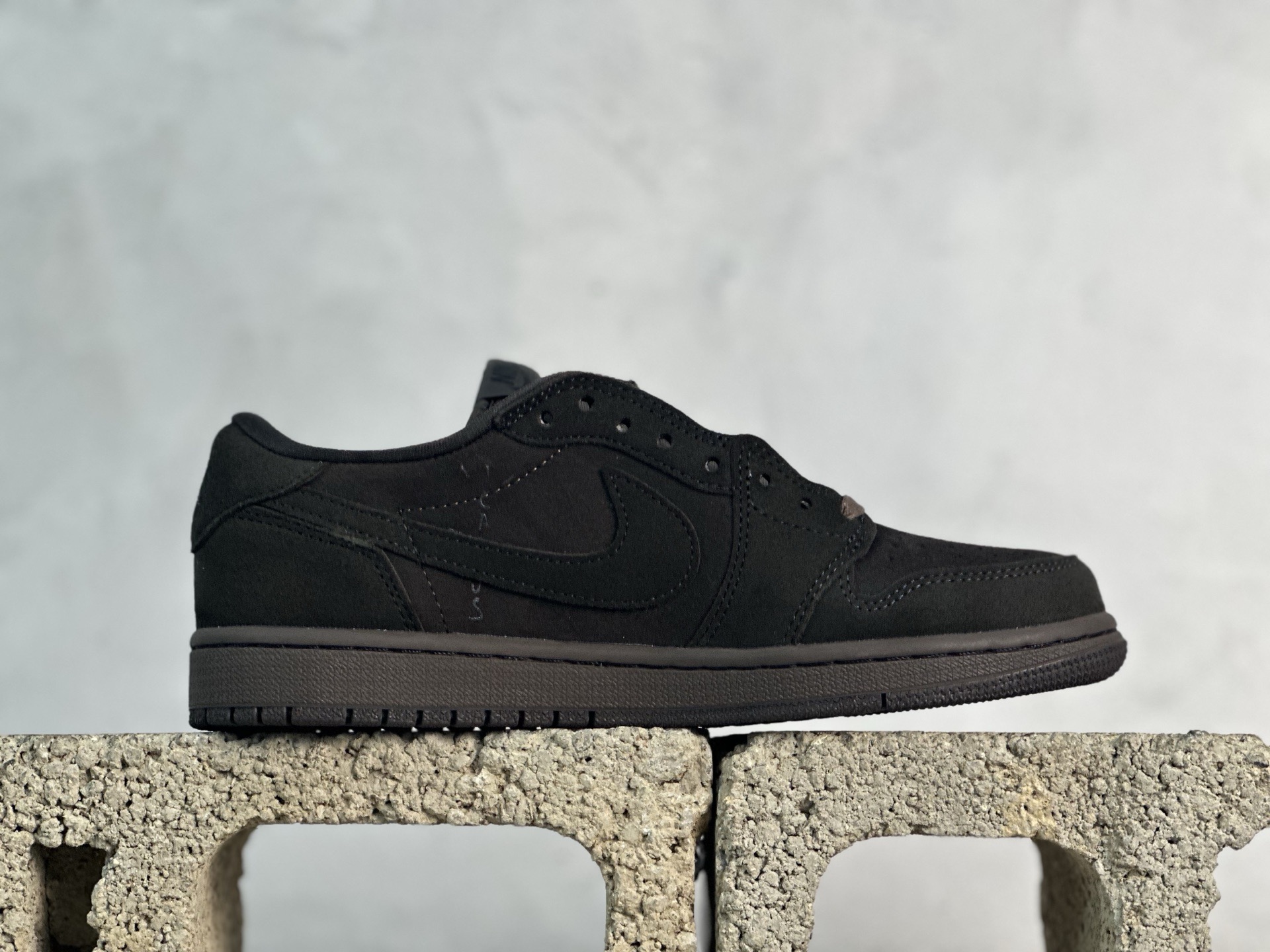 图片[2]-F版Fragment x TS x Air Jordan 1 Low 三方联名低帮倒勾板鞋 黑棕低帮 唯一可媲美原版 同价位区间无对手 全新的三方联名低帮倒钩鞋面延续了黑脚趾设计 点缀上Travis Scott 标志性的Logo 完善极具Fragment Design的设计风格 左右脚分别以Travis Scott鬼脸和乔丹飞翼加以修饰彰显出三方联名的奢华格调 货号：DM7866-202 尺码：36-47.5-选品中心