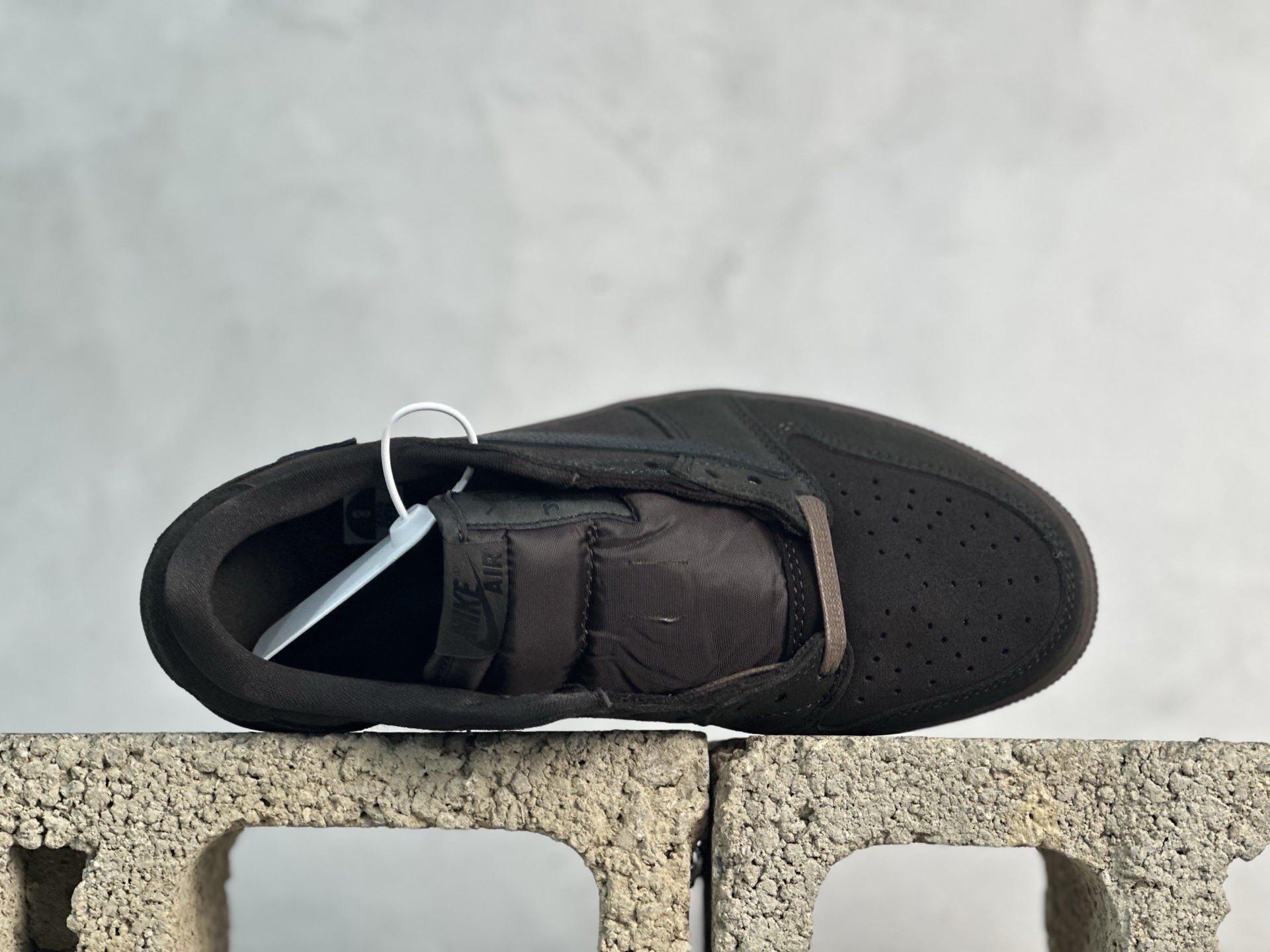 图片[4]-F版Fragment x TS x Air Jordan 1 Low 三方联名低帮倒勾板鞋 黑棕低帮 唯一可媲美原版 同价位区间无对手 全新的三方联名低帮倒钩鞋面延续了黑脚趾设计 点缀上Travis Scott 标志性的Logo 完善极具Fragment Design的设计风格 左右脚分别以Travis Scott鬼脸和乔丹飞翼加以修饰彰显出三方联名的奢华格调 货号：DM7866-202 尺码：36-47.5-选品中心