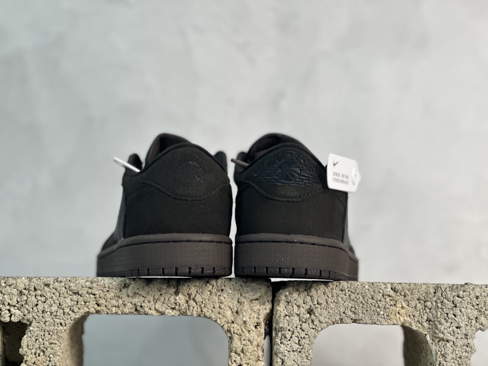 图片[5]-F版Fragment x TS x Air Jordan 1 Low 三方联名低帮倒勾板鞋 黑棕低帮 唯一可媲美原版 同价位区间无对手 全新的三方联名低帮倒钩鞋面延续了黑脚趾设计 点缀上Travis Scott 标志性的Logo 完善极具Fragment Design的设计风格 左右脚分别以Travis Scott鬼脸和乔丹飞翼加以修饰彰显出三方联名的奢华格调 货号：DM7866-202 尺码：36-47.5-选品中心