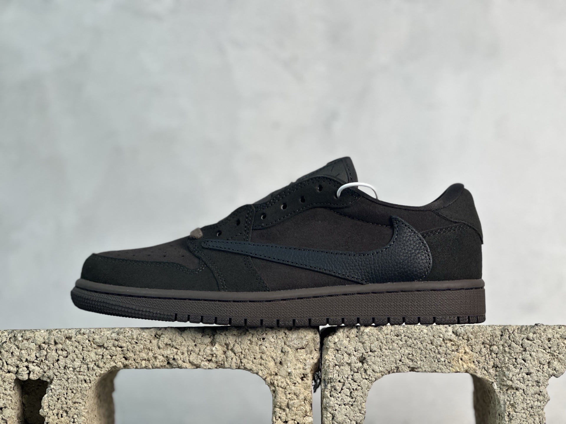 F版Fragment x TS x Air Jordan 1 Low 三方联名低帮倒勾板鞋 黑棕低帮 唯一可媲美原版 同价位区间无对手 全新的三方联名低帮倒钩鞋面延续了黑脚趾设计 点缀上Travis Scott 标志性的Logo 完善极具Fragment Design的设计风格 左右脚分别以Travis Scott鬼脸和乔丹飞翼加以修饰彰显出三方联名的奢华格调 货号：DM7866-202 尺码：36-47.5-选品中心