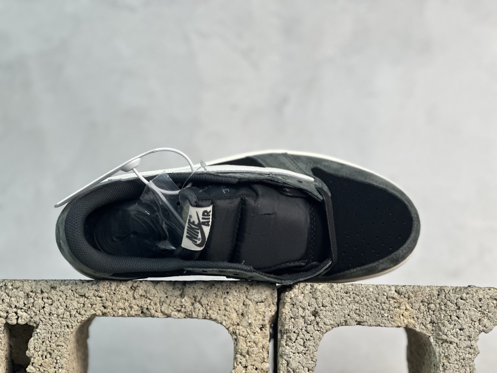 图片[4]-F版Fragment x TS x Air Jordan 1 Low 三方联名低帮倒勾板鞋 黑灰 唯一可媲美原版 同价位区间无对手 全新的三方联名低帮倒钩鞋面延续了黑脚趾设计 点缀上Travis Scott 标志性的Logo 完善极具Fragment Design的设计风格 左右脚分别以Travis Scott鬼脸和乔丹飞翼加以修饰彰显出三方联名的奢华格调 货号：DM7866-001 尺码：36-47.5-选品中心