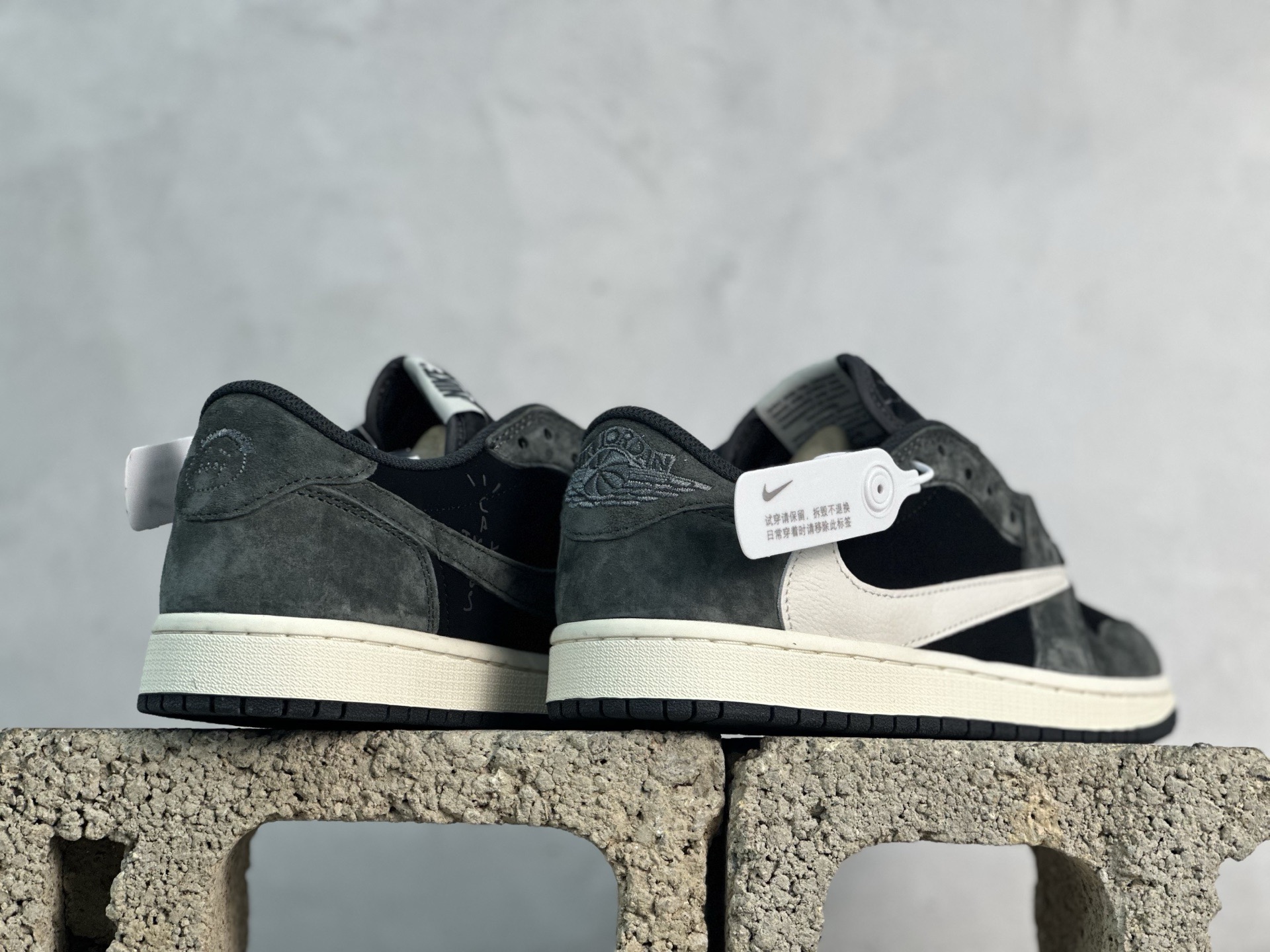 图片[6]-F版Fragment x TS x Air Jordan 1 Low 三方联名低帮倒勾板鞋 黑灰 唯一可媲美原版 同价位区间无对手 全新的三方联名低帮倒钩鞋面延续了黑脚趾设计 点缀上Travis Scott 标志性的Logo 完善极具Fragment Design的设计风格 左右脚分别以Travis Scott鬼脸和乔丹飞翼加以修饰彰显出三方联名的奢华格调 货号：DM7866-001 尺码：36-47.5-选品中心