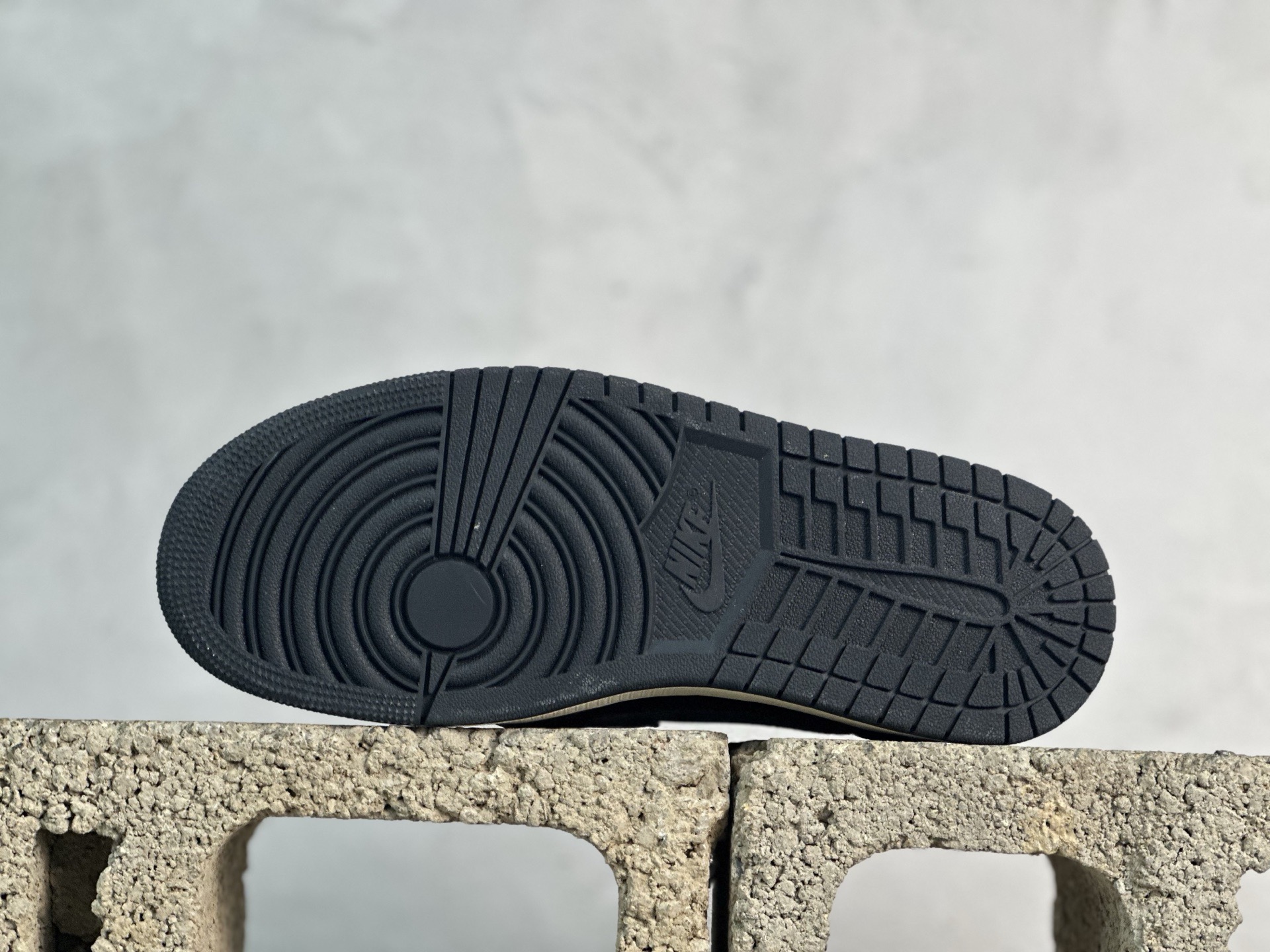 图片[3]-F版Fragment x TS x Air Jordan 1 Low 三方联名低帮倒勾板鞋 黑灰 唯一可媲美原版 同价位区间无对手 全新的三方联名低帮倒钩鞋面延续了黑脚趾设计 点缀上Travis Scott 标志性的Logo 完善极具Fragment Design的设计风格 左右脚分别以Travis Scott鬼脸和乔丹飞翼加以修饰彰显出三方联名的奢华格调 货号：DM7866-001 尺码：36-47.5-选品中心