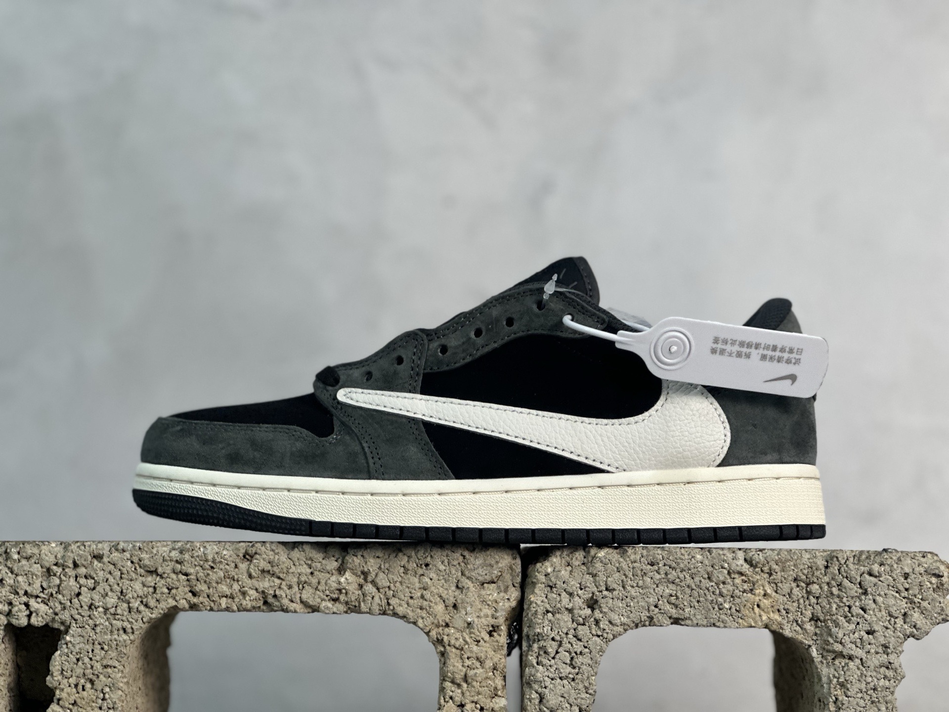 F版Fragment x TS x Air Jordan 1 Low 三方联名低帮倒勾板鞋 黑灰 唯一可媲美原版 同价位区间无对手 全新的三方联名低帮倒钩鞋面延续了黑脚趾设计 点缀上Travis Scott 标志性的Logo 完善极具Fragment Design的设计风格 左右脚分别以Travis Scott鬼脸和乔丹飞翼加以修饰彰显出三方联名的奢华格调 货号：DM7866-001 尺码：36-47.5-选品中心