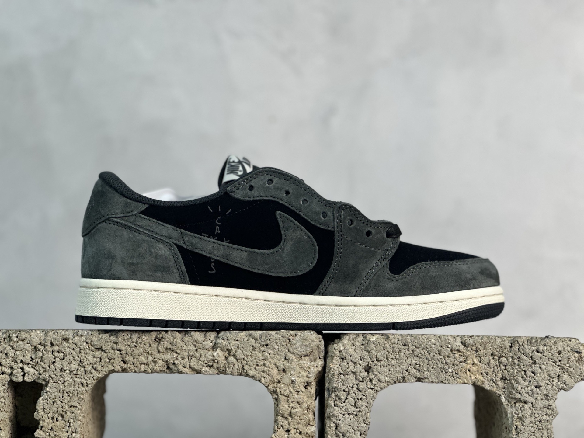 图片[2]-F版Fragment x TS x Air Jordan 1 Low 三方联名低帮倒勾板鞋 黑灰 唯一可媲美原版 同价位区间无对手 全新的三方联名低帮倒钩鞋面延续了黑脚趾设计 点缀上Travis Scott 标志性的Logo 完善极具Fragment Design的设计风格 左右脚分别以Travis Scott鬼脸和乔丹飞翼加以修饰彰显出三方联名的奢华格调 货号：DM7866-001 尺码：36-47.5-选品中心