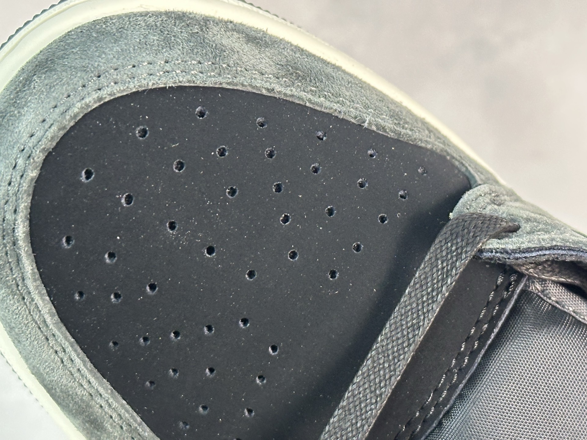 图片[7]-F版Fragment x TS x Air Jordan 1 Low 三方联名低帮倒勾板鞋 黑灰 唯一可媲美原版 同价位区间无对手 全新的三方联名低帮倒钩鞋面延续了黑脚趾设计 点缀上Travis Scott 标志性的Logo 完善极具Fragment Design的设计风格 左右脚分别以Travis Scott鬼脸和乔丹飞翼加以修饰彰显出三方联名的奢华格调 货号：DM7866-001 尺码：36-47.5-选品中心