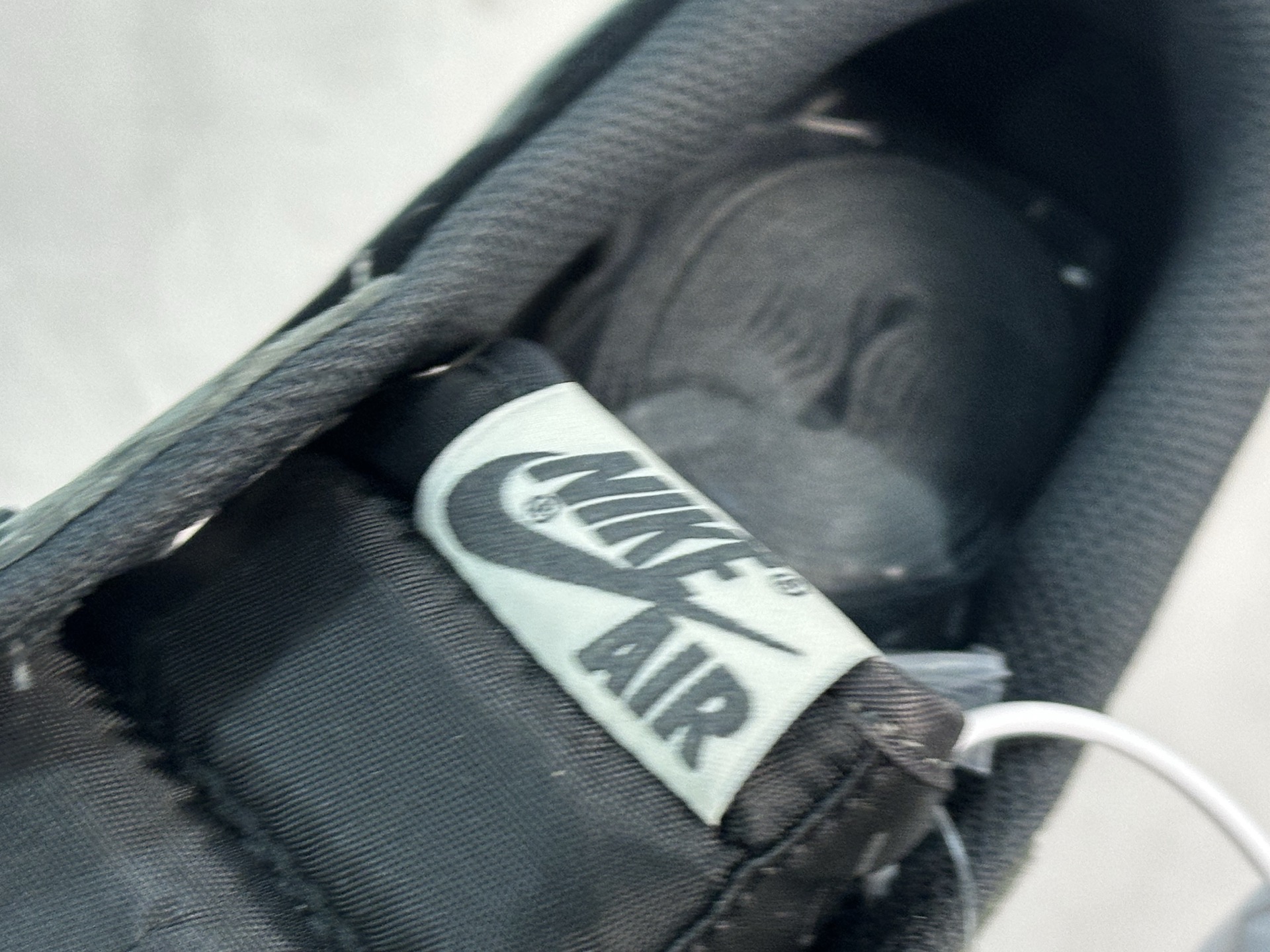 图片[8]-F版Fragment x TS x Air Jordan 1 Low 三方联名低帮倒勾板鞋 黑灰 唯一可媲美原版 同价位区间无对手 全新的三方联名低帮倒钩鞋面延续了黑脚趾设计 点缀上Travis Scott 标志性的Logo 完善极具Fragment Design的设计风格 左右脚分别以Travis Scott鬼脸和乔丹飞翼加以修饰彰显出三方联名的奢华格调 货号：DM7866-001 尺码：36-47.5-选品中心