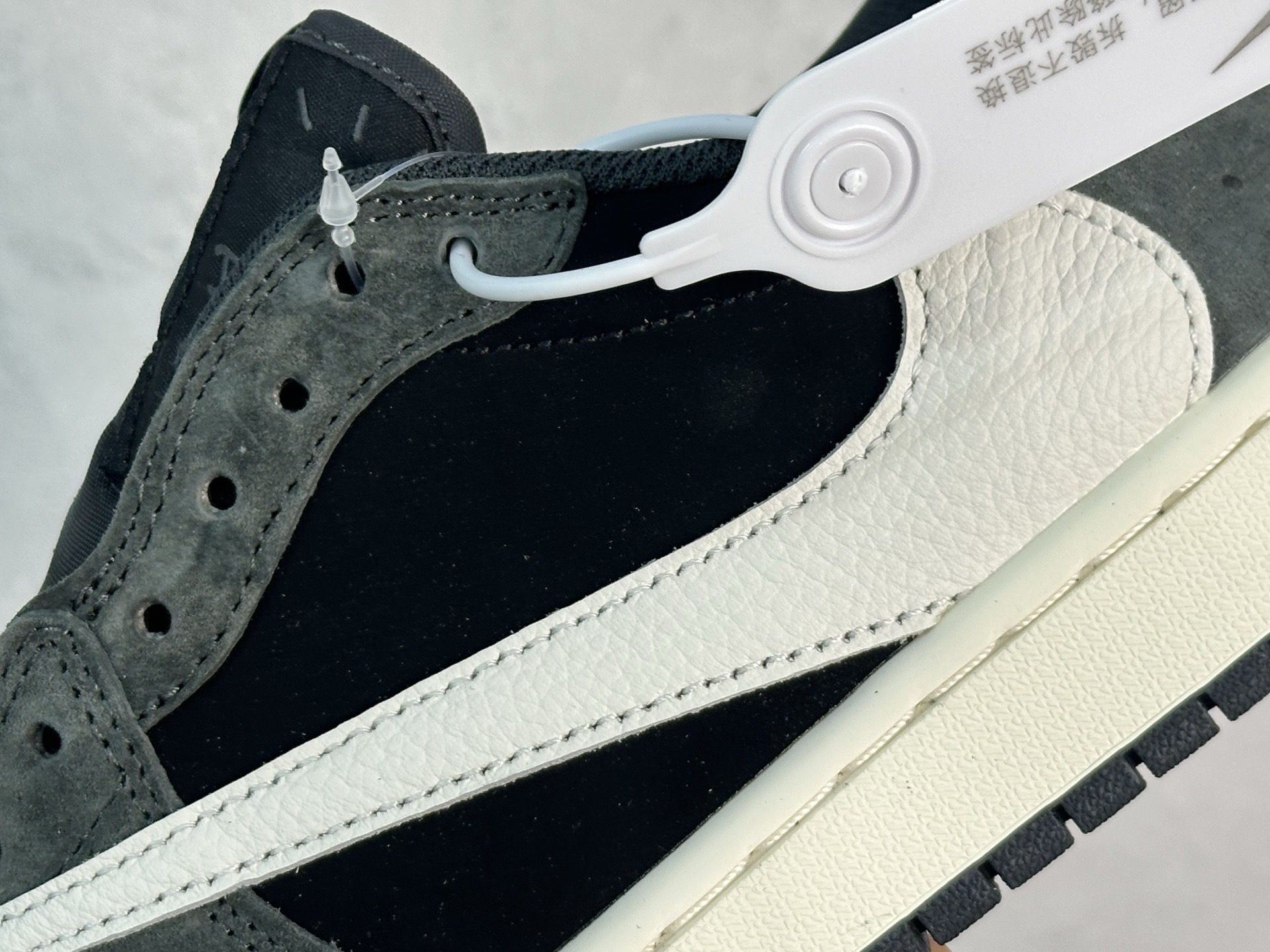 图片[9]-F版Fragment x TS x Air Jordan 1 Low 三方联名低帮倒勾板鞋 黑灰 唯一可媲美原版 同价位区间无对手 全新的三方联名低帮倒钩鞋面延续了黑脚趾设计 点缀上Travis Scott 标志性的Logo 完善极具Fragment Design的设计风格 左右脚分别以Travis Scott鬼脸和乔丹飞翼加以修饰彰显出三方联名的奢华格调 货号：DM7866-001 尺码：36-47.5-选品中心