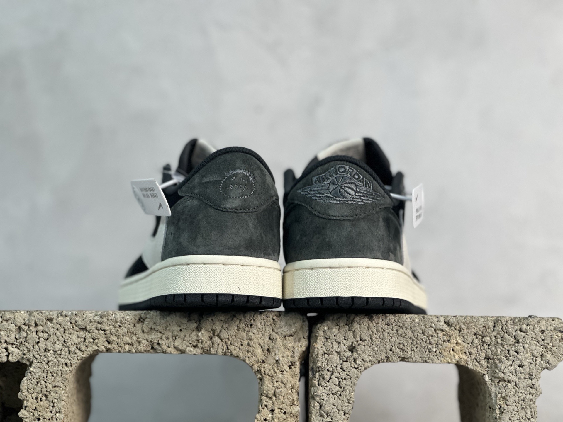 图片[5]-F版Fragment x TS x Air Jordan 1 Low 三方联名低帮倒勾板鞋 黑灰 唯一可媲美原版 同价位区间无对手 全新的三方联名低帮倒钩鞋面延续了黑脚趾设计 点缀上Travis Scott 标志性的Logo 完善极具Fragment Design的设计风格 左右脚分别以Travis Scott鬼脸和乔丹飞翼加以修饰彰显出三方联名的奢华格调 货号：DM7866-001 尺码：36-47.5-选品中心