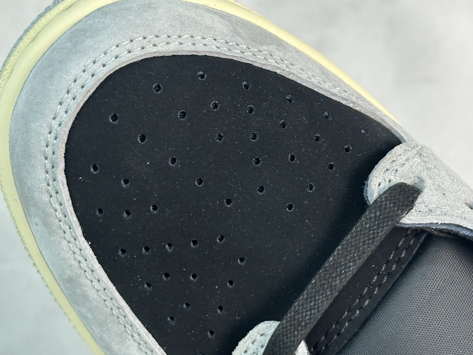 图片[7]-F版Fragment x TS x Air Jordan 1 Low 三方联名低帮倒勾板鞋 白灰 唯一可媲美原版 同价位区间无对手 全新的三方联名低帮倒钩鞋面延续了黑脚趾设计 点缀上Travis Scott 标志性的Logo 完善极具Fragment Design的设计风格 左右脚分别以Travis Scott鬼脸和乔丹飞翼加以修饰彰显出三方联名的奢华格调 货号：DM7866-010 尺码：36-47.5-选品中心