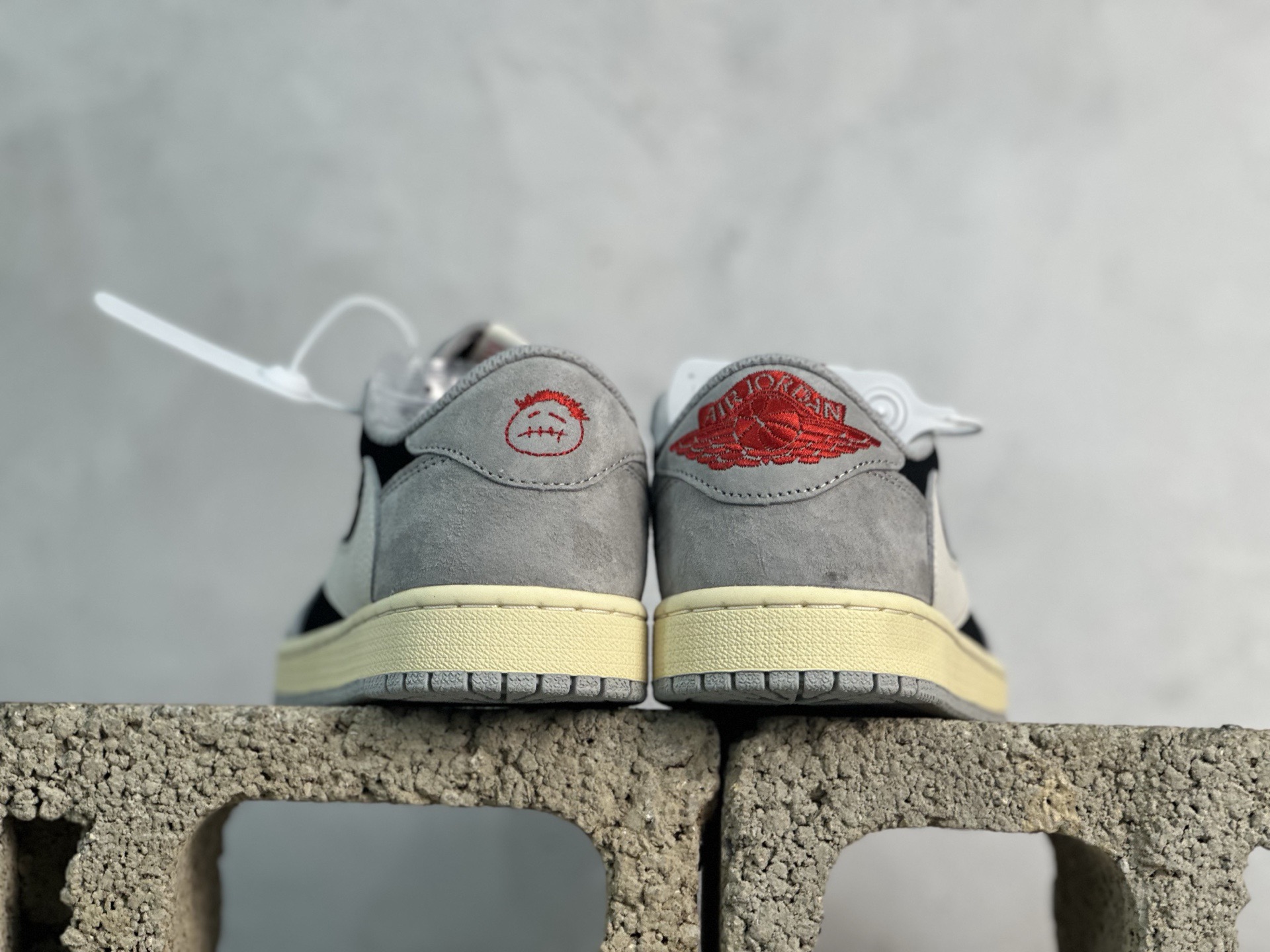 图片[5]-F版Fragment x TS x Air Jordan 1 Low 三方联名低帮倒勾板鞋 白灰 唯一可媲美原版 同价位区间无对手 全新的三方联名低帮倒钩鞋面延续了黑脚趾设计 点缀上Travis Scott 标志性的Logo 完善极具Fragment Design的设计风格 左右脚分别以Travis Scott鬼脸和乔丹飞翼加以修饰彰显出三方联名的奢华格调 货号：DM7866-010 尺码：36-47.5-选品中心