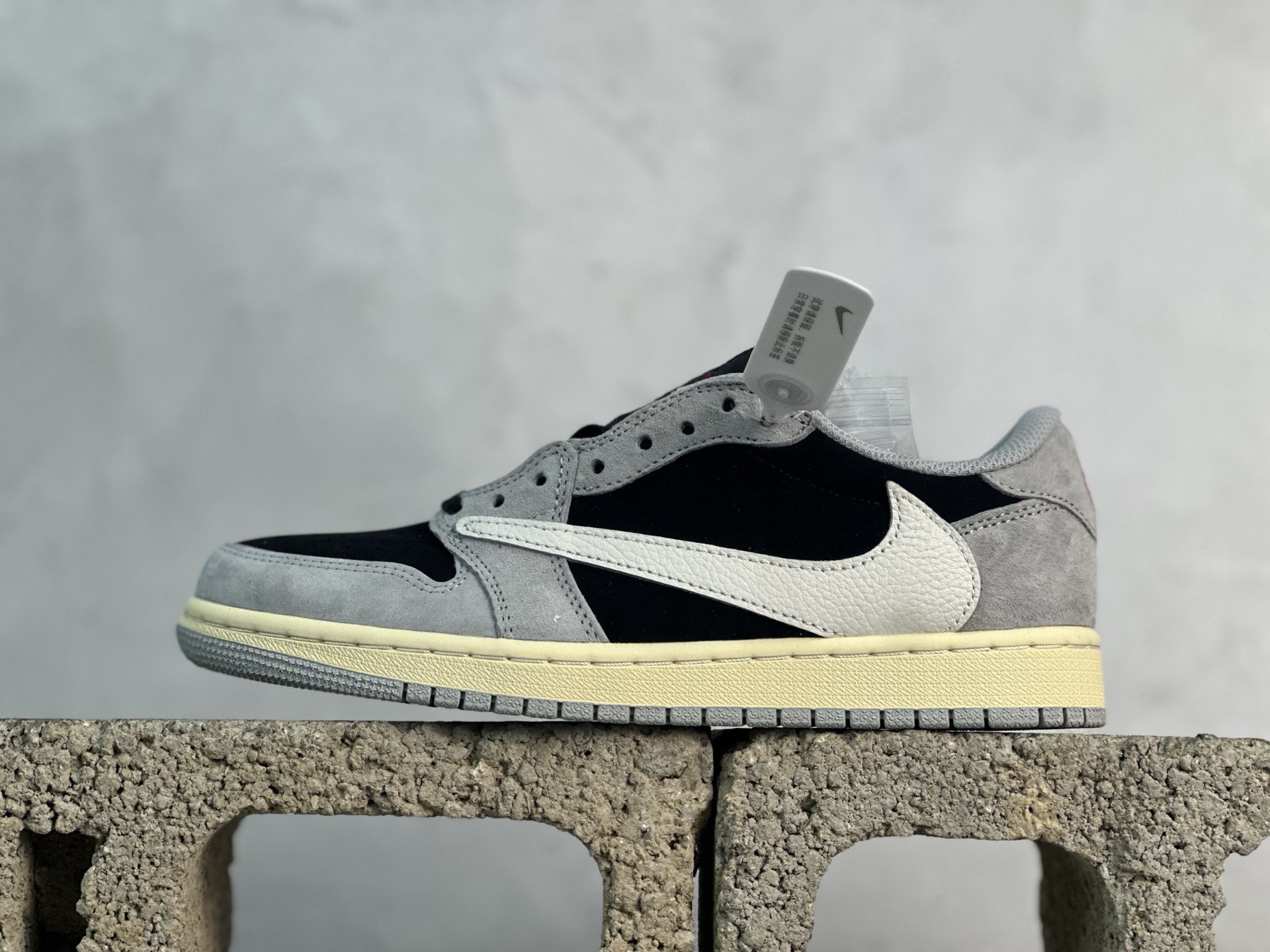 F版Fragment x TS x Air Jordan 1 Low 三方联名低帮倒勾板鞋 白灰 唯一可媲美原版 同价位区间无对手 全新的三方联名低帮倒钩鞋面延续了黑脚趾设计 点缀上Travis Scott 标志性的Logo 完善极具Fragment Design的设计风格 左右脚分别以Travis Scott鬼脸和乔丹飞翼加以修饰彰显出三方联名的奢华格调 货号：DM7866-010 尺码：36-47.5-选品中心